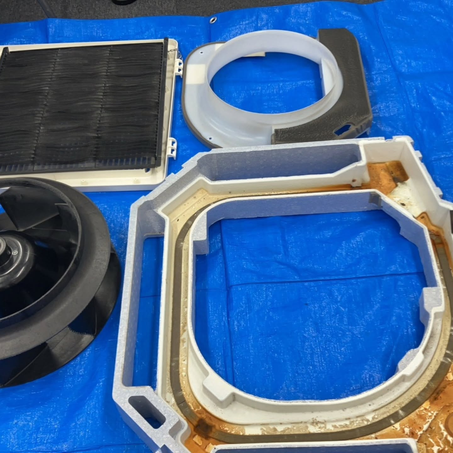 吉川市の塾教室では、冷房シーズンを迎える前に、業務用天井カセ...