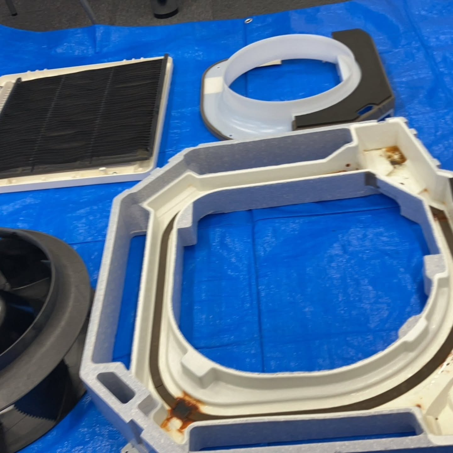 吉川市の塾教室では、冷房シーズンを迎える前に、業務用天井カセ...