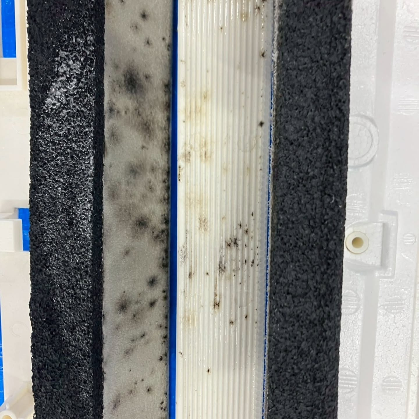 吉川市の塾教室では、冷房シーズンを迎える前に、業務用天井カセ...