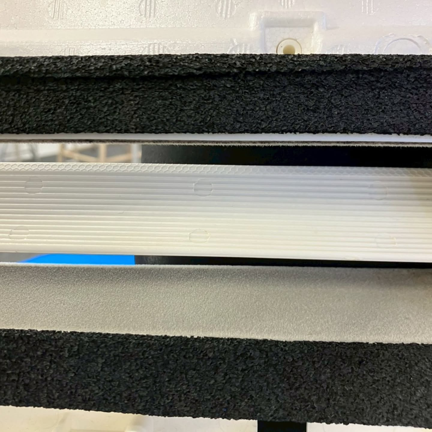 吉川市の塾教室では、冷房シーズンを迎える前に、業務用天井カセ...