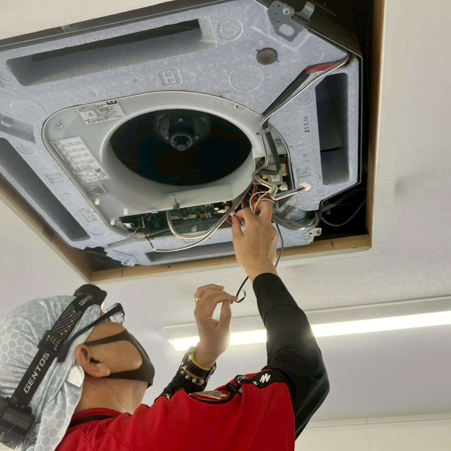 吉川市の塾教室では、冷房シーズンを迎える前に、業務用天井カセ...