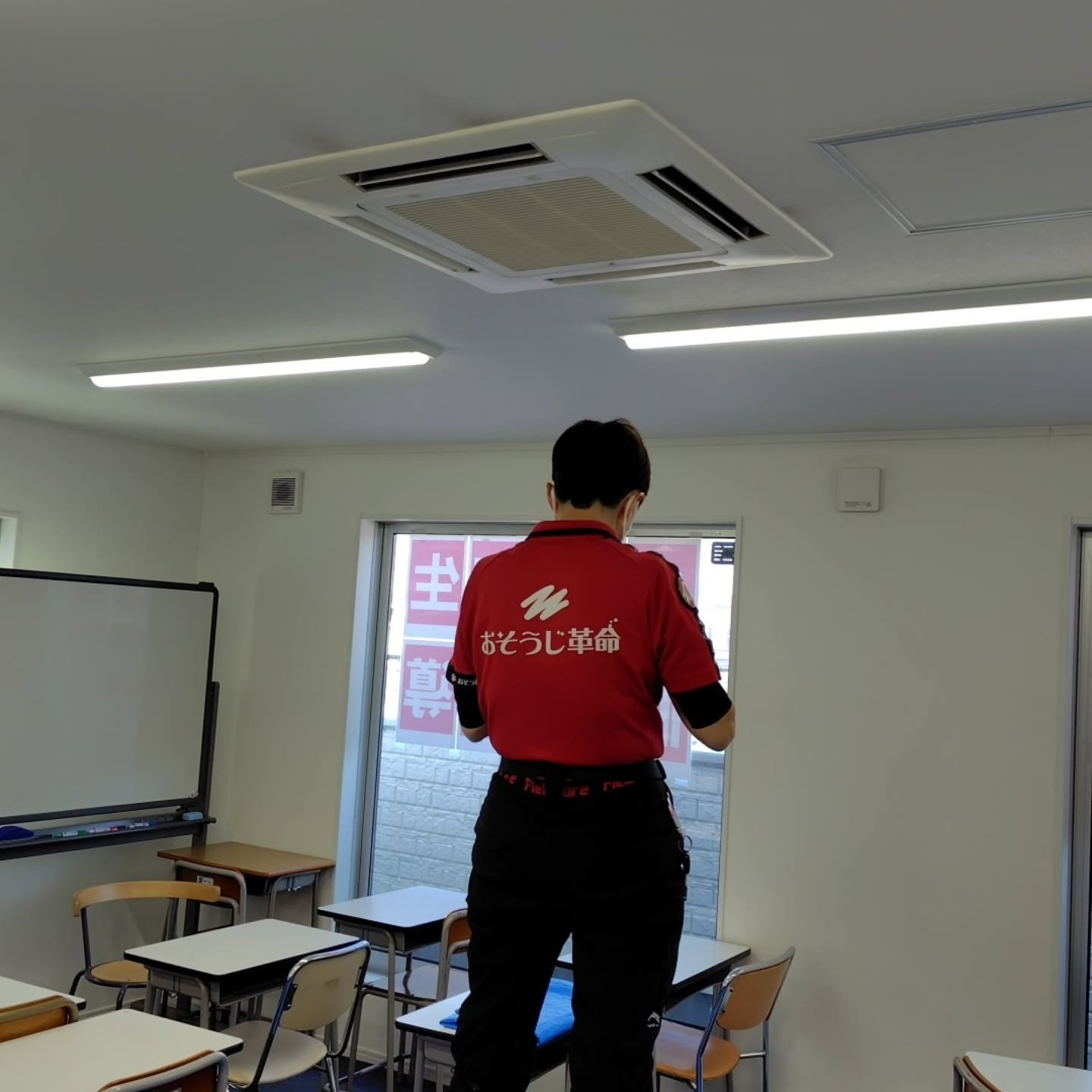 吉川市の塾教室では、冷房シーズンを迎える前に、業務用天井カセ...