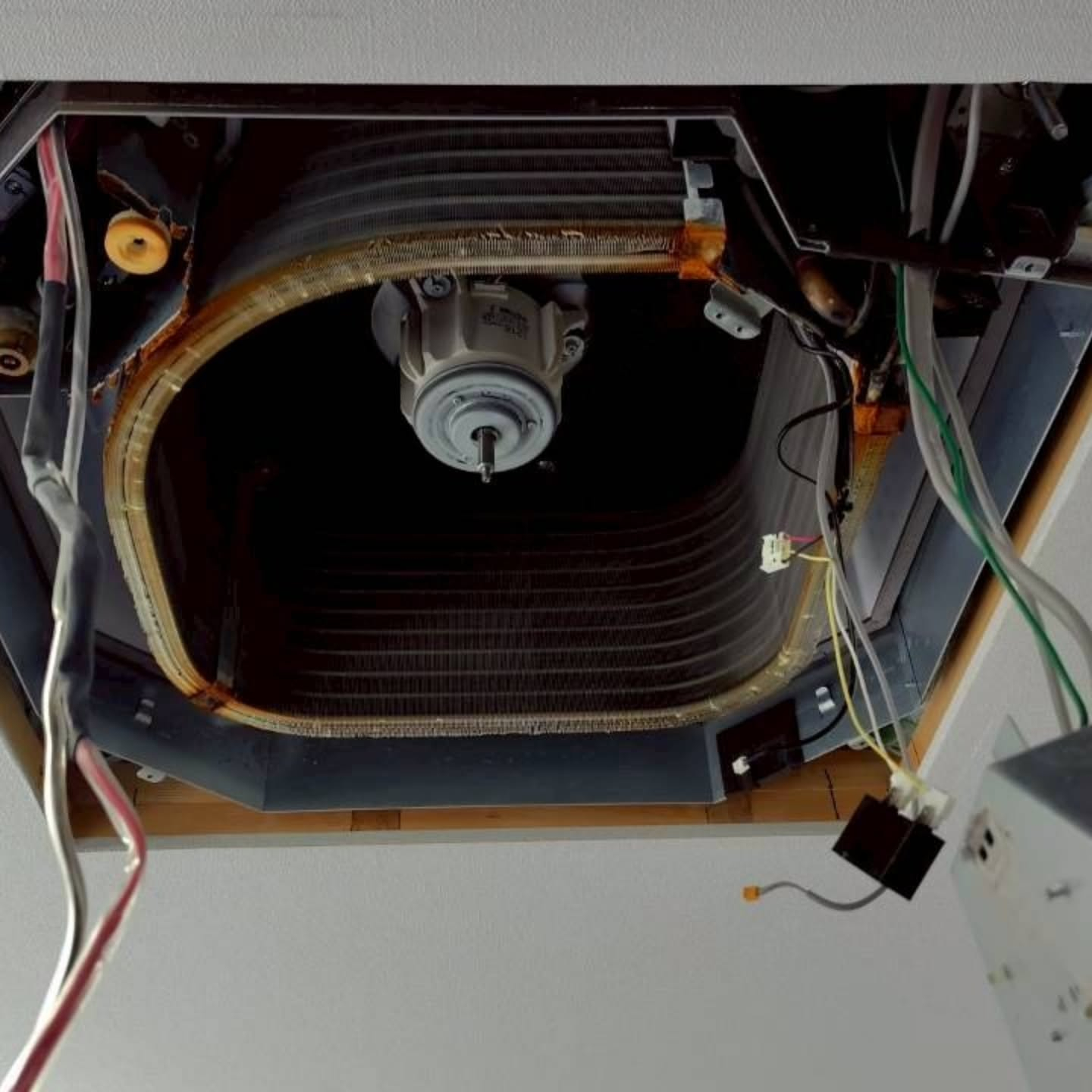 吉川市の塾教室では、冷房シーズンを迎える前に、業務用天井カセ...