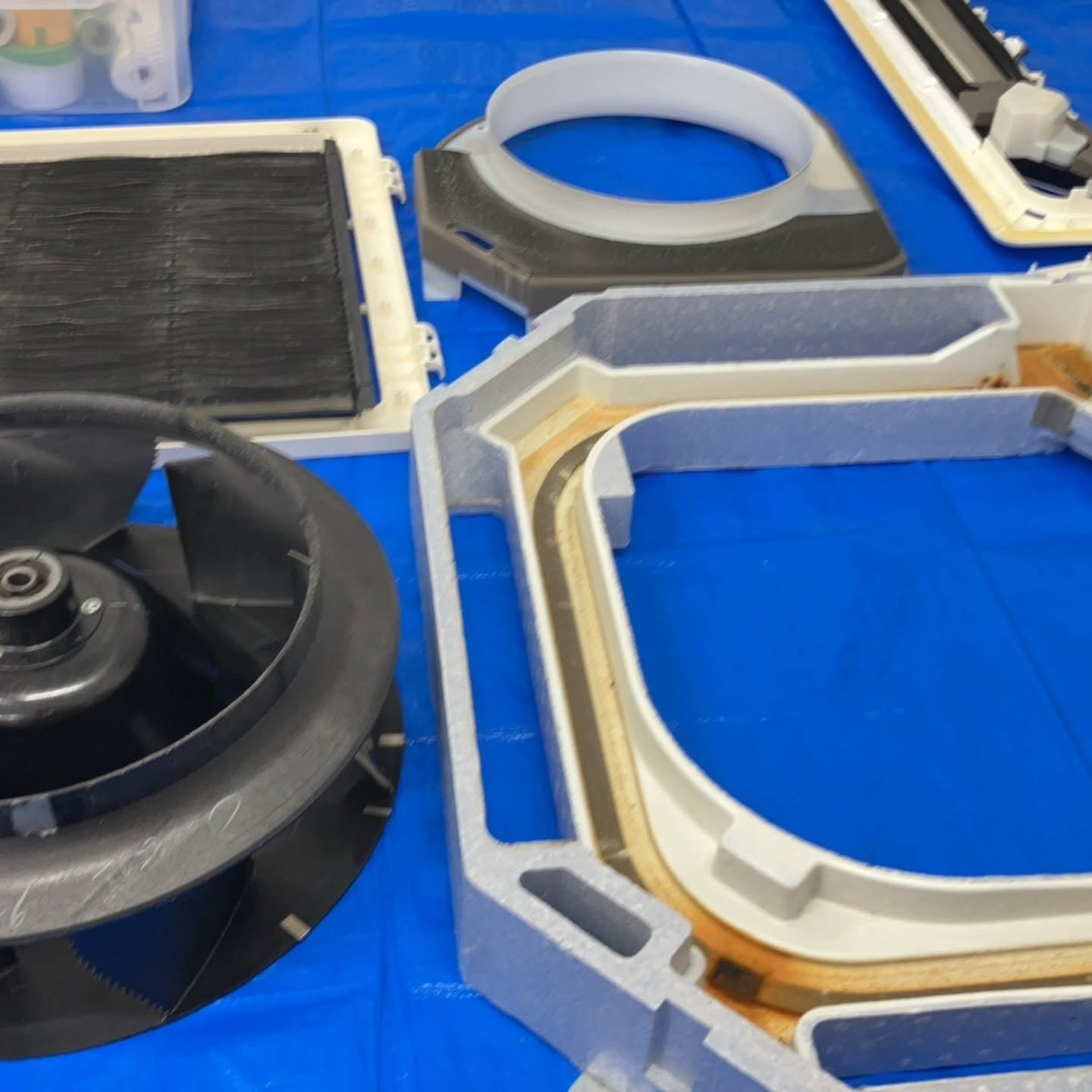 吉川市の塾教室では、冷房シーズンを迎える前に、業務用天井カセ...