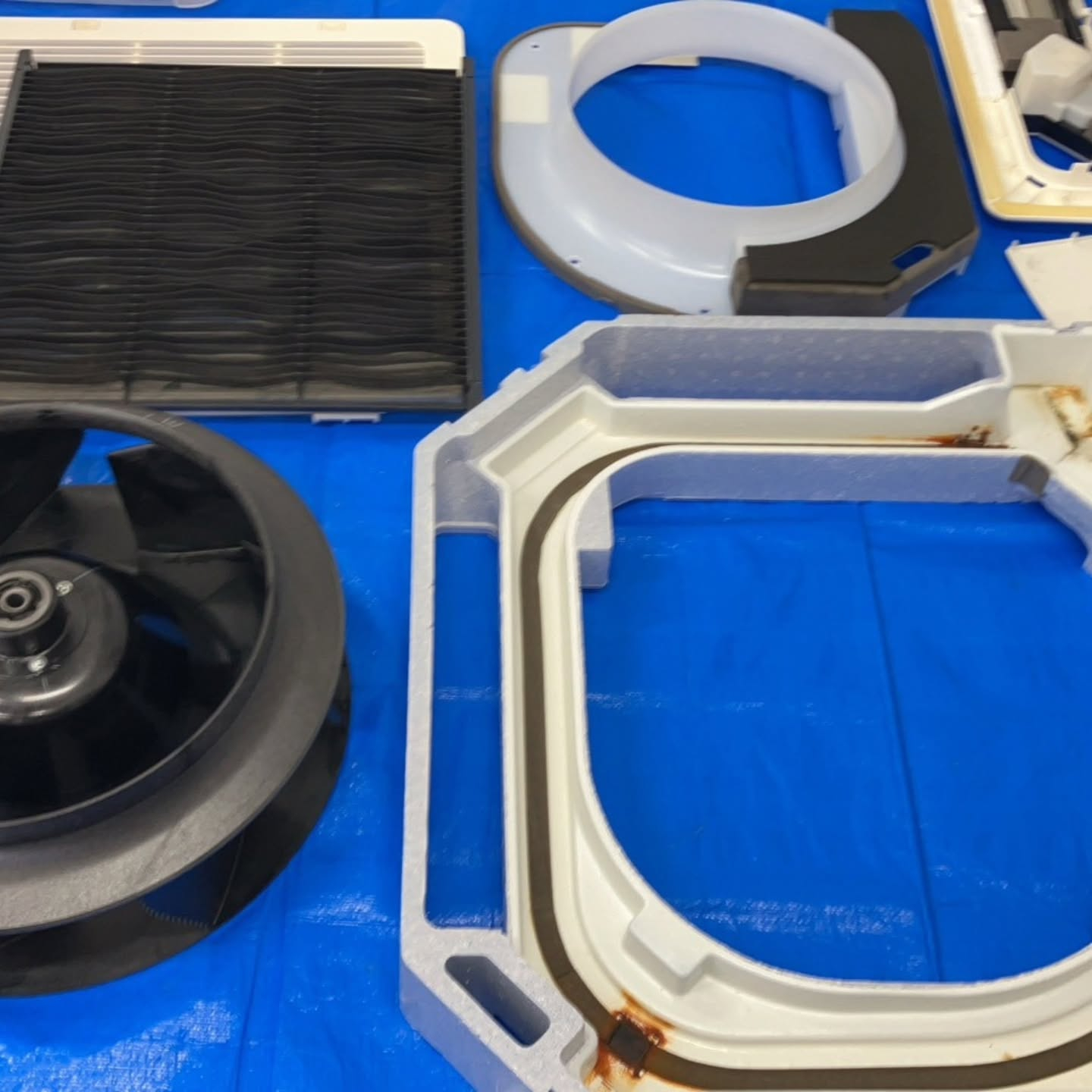 吉川市の塾教室では、冷房シーズンを迎える前に、業務用天井カセ...