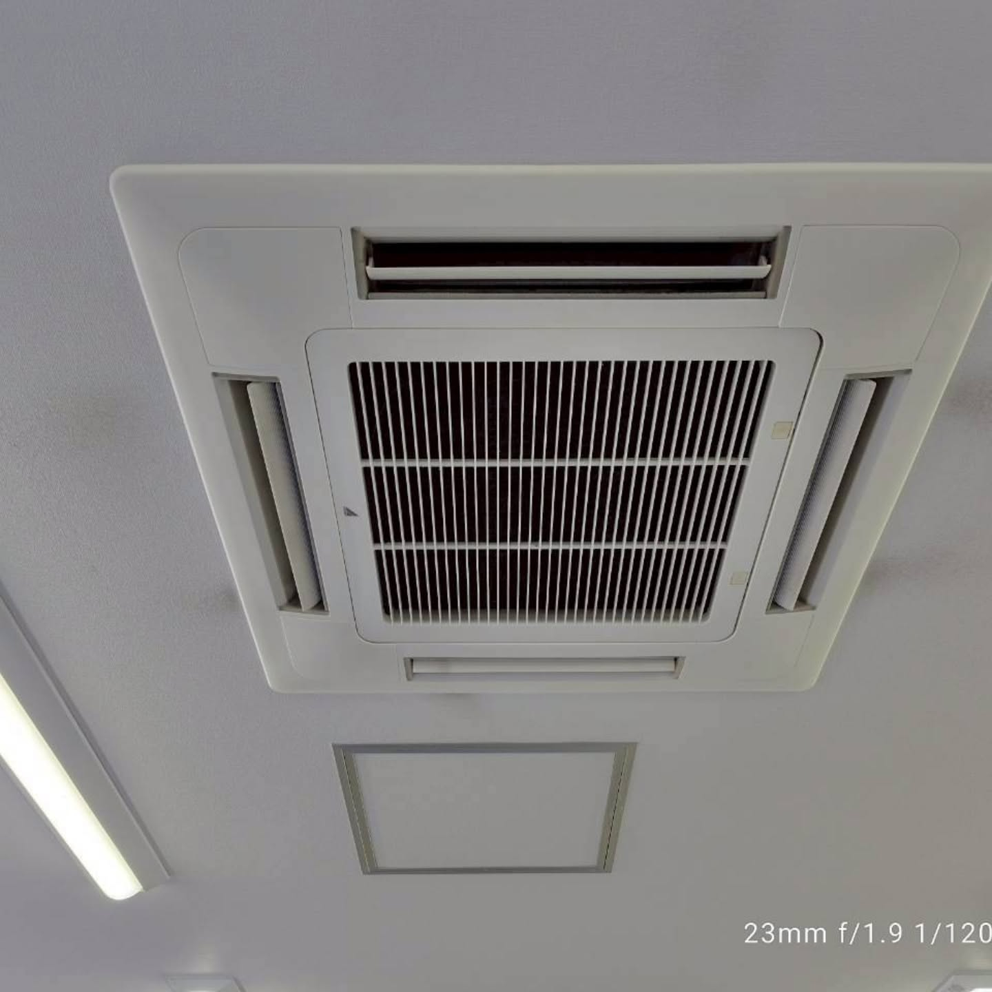 吉川市の塾教室では、冷房シーズンを迎える前に、業務用天井カセ...