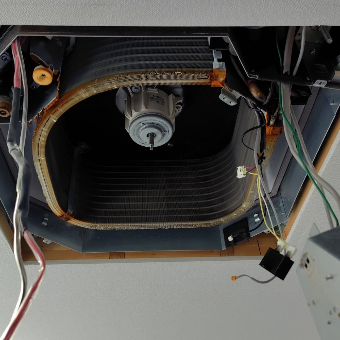 吉川市の塾教室では、冷房シーズンを迎える前に、業務用天井カセ...