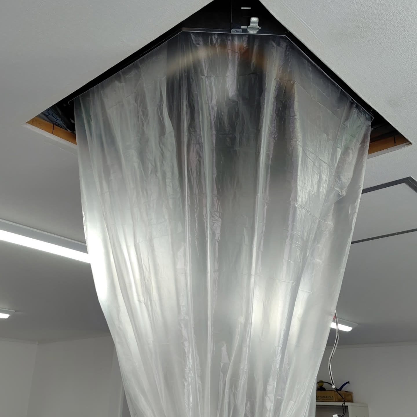 吉川市の塾教室では、冷房シーズンを迎える前に、業務用天井カセ...