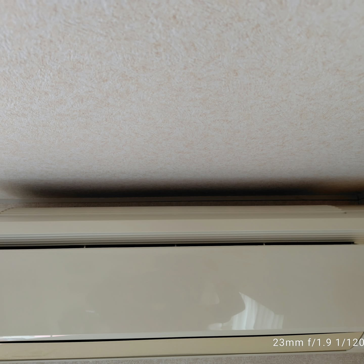 エアコンの設置場所が不便な場合でも、おそうじ革命越谷大袋店な...