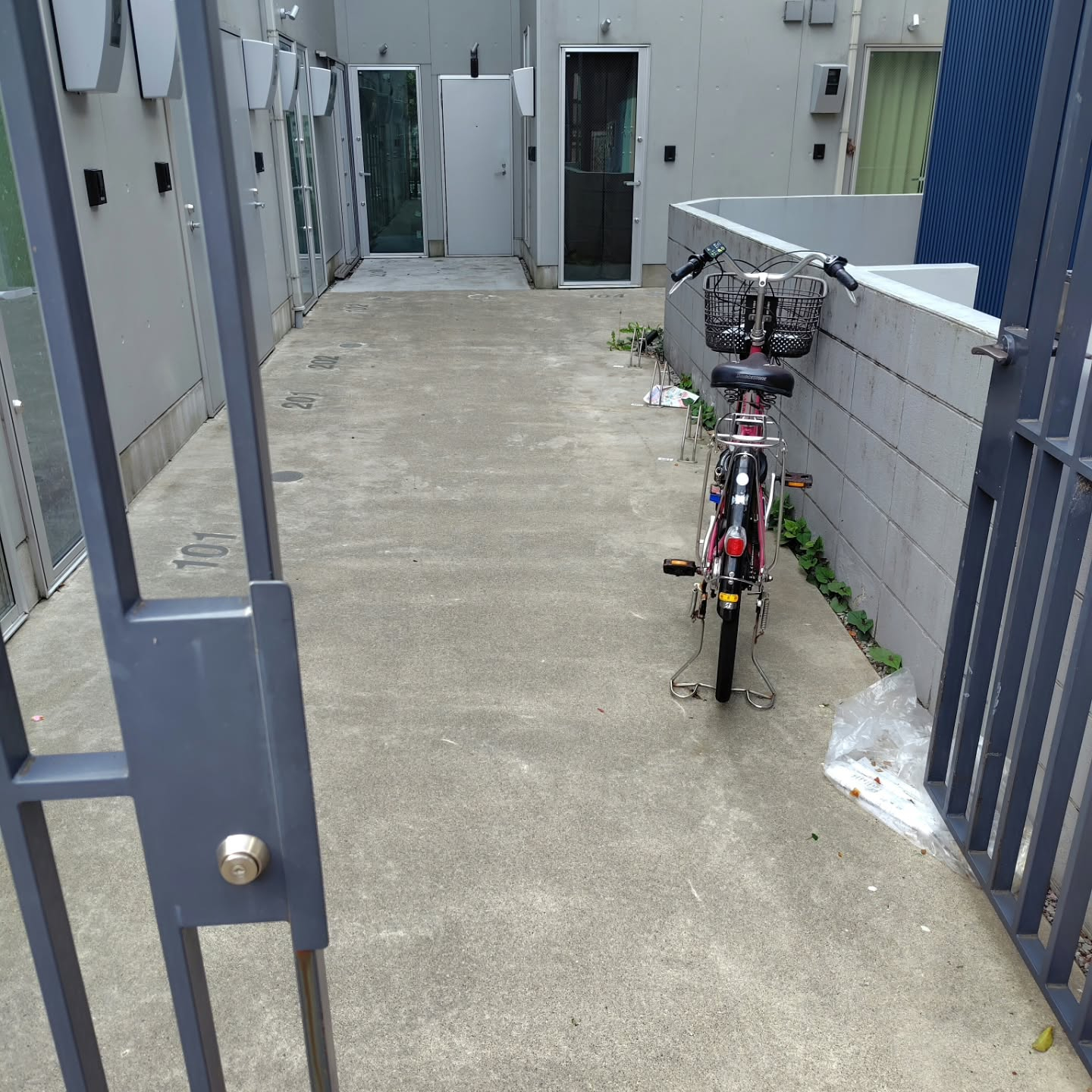 練馬区にある集合住宅で、2ヶ月に1度実施している定期清掃を行...