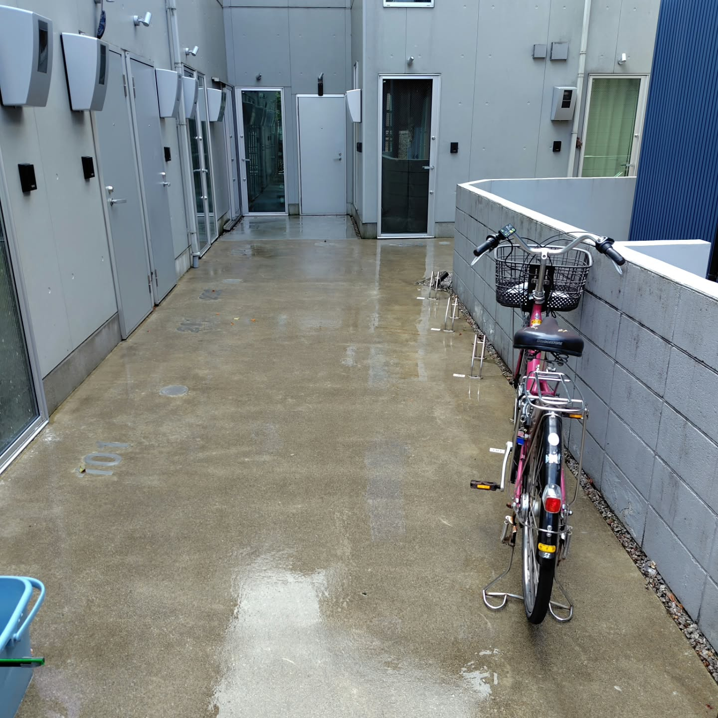 練馬区にある集合住宅で、2ヶ月に1度実施している定期清掃を行...