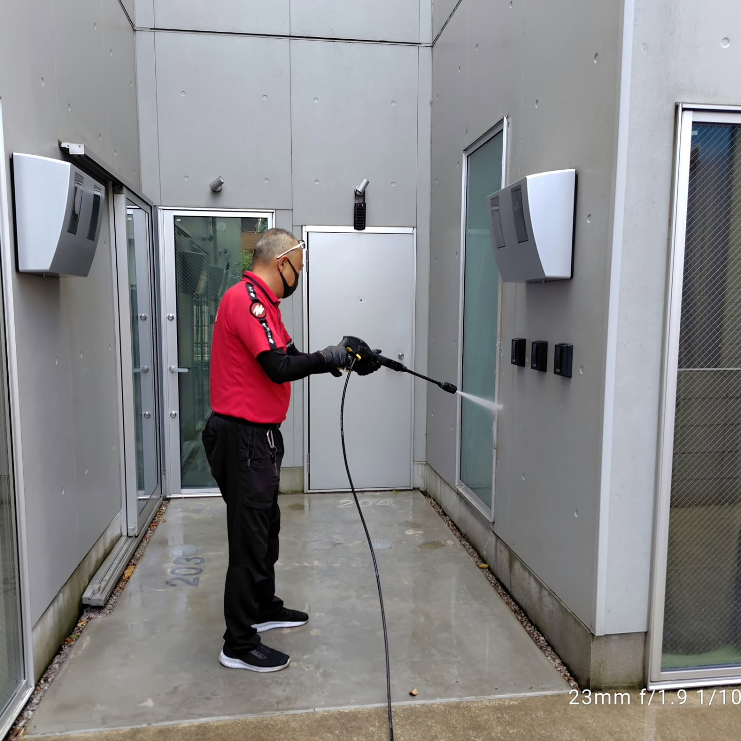 練馬区にある集合住宅で、2ヶ月に1度実施している定期清掃を行...