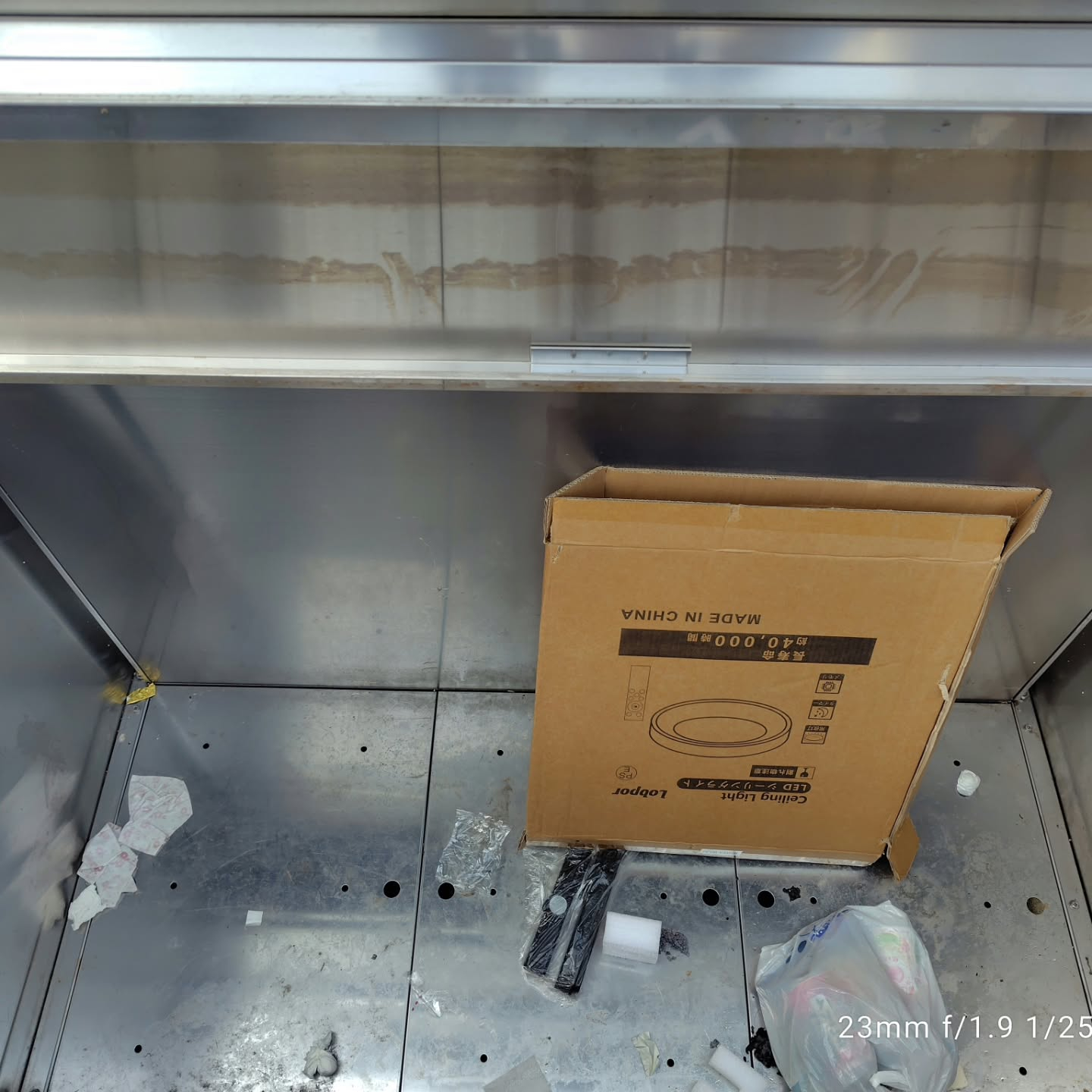 練馬区にある集合住宅で、2ヶ月に1度実施している定期清掃を行...