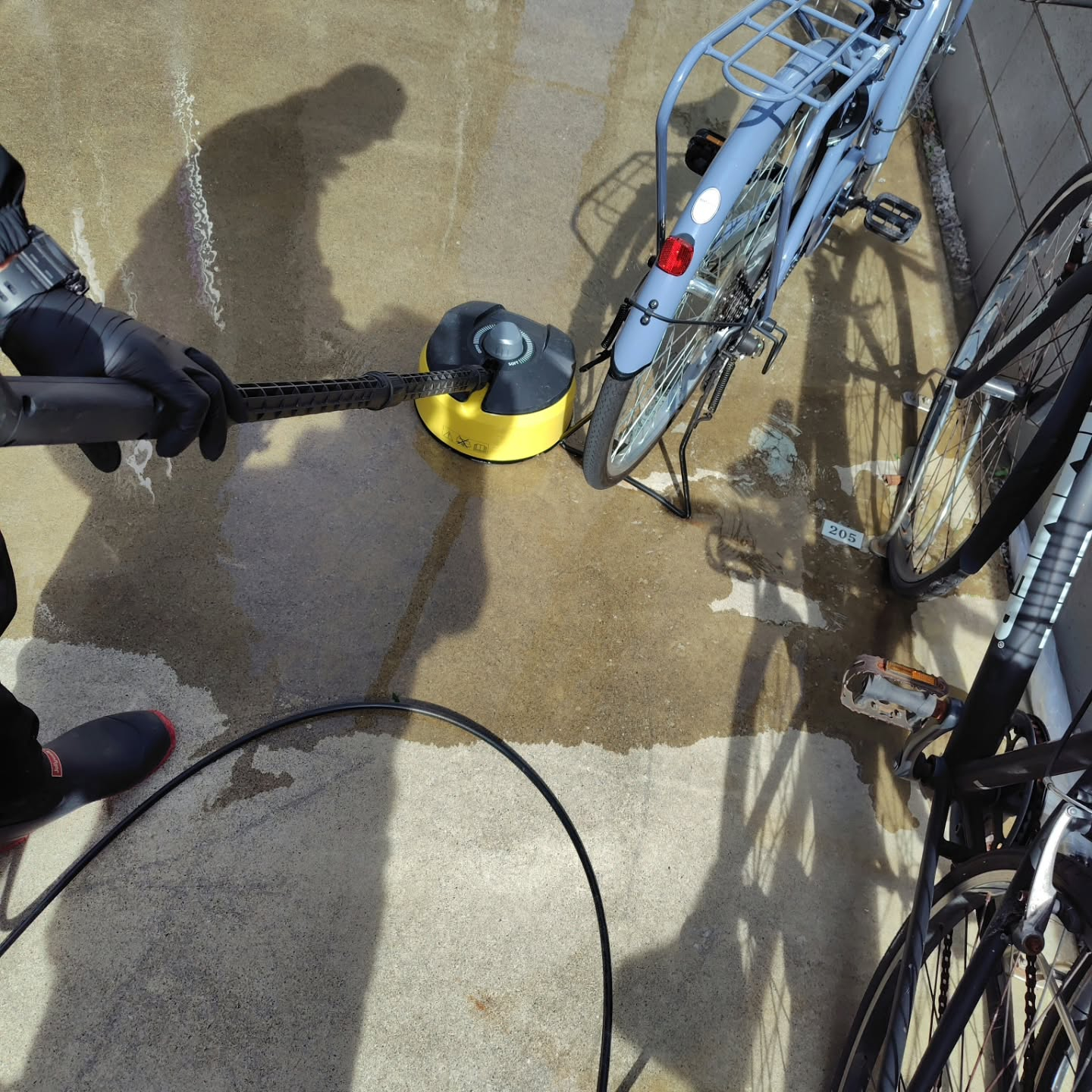 練馬区にある集合住宅で、2ヶ月に1度実施している定期清掃を行...