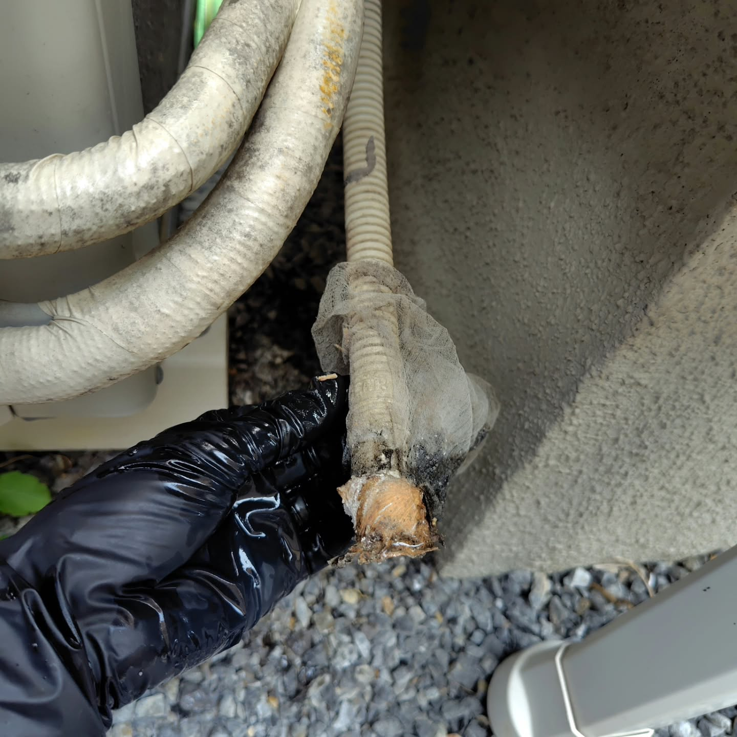 越谷市での作業の際に、エアコンの水漏れが問題となっているお客...