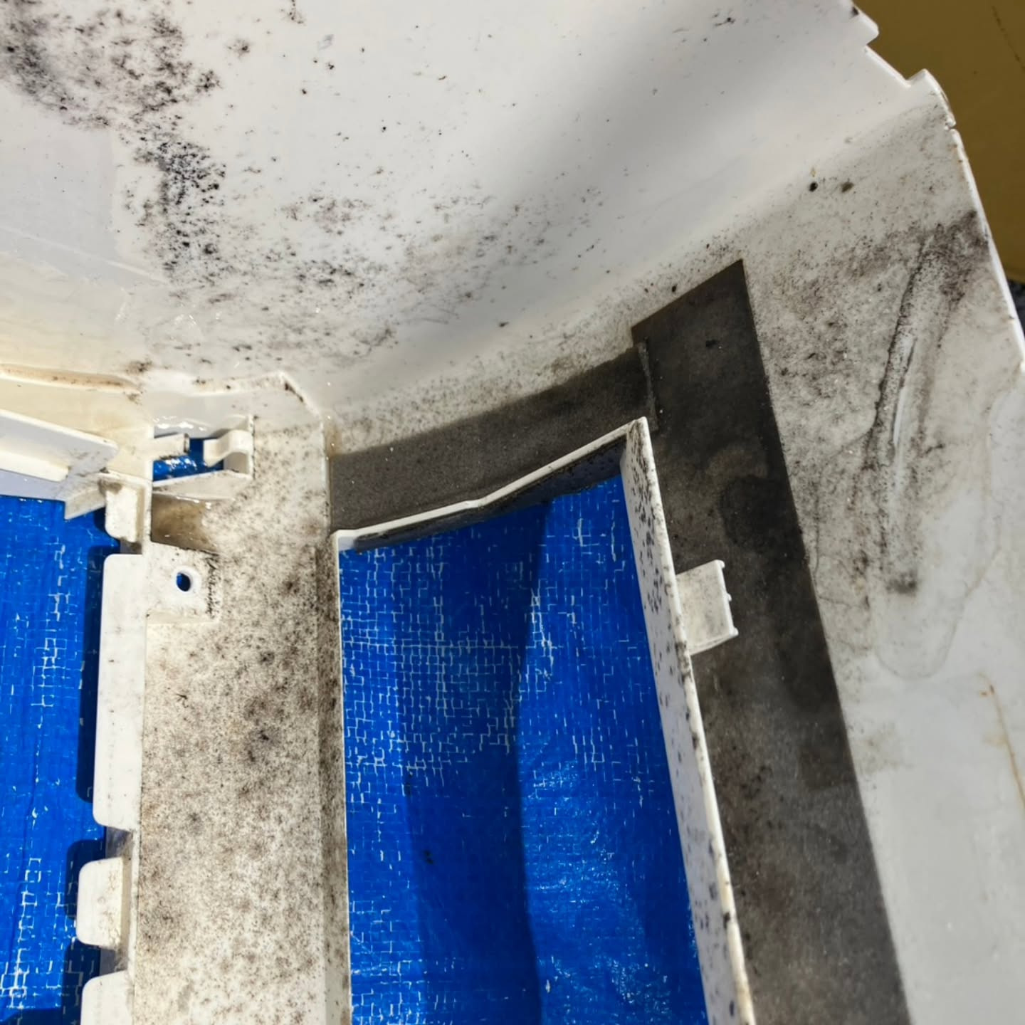 越谷市での作業の際に、エアコンの水漏れが問題となっているお客...
