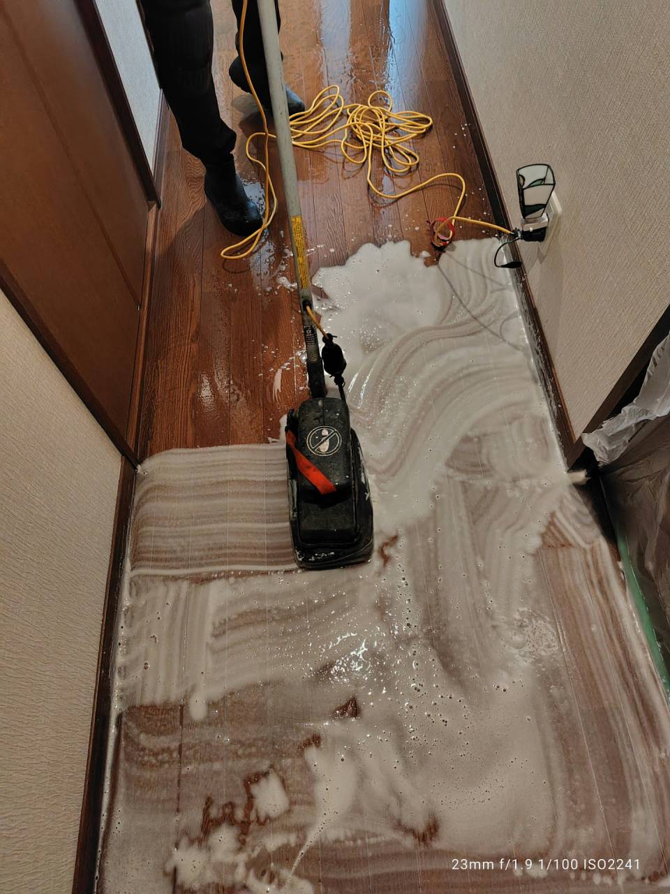 機械でワックス剝離作業