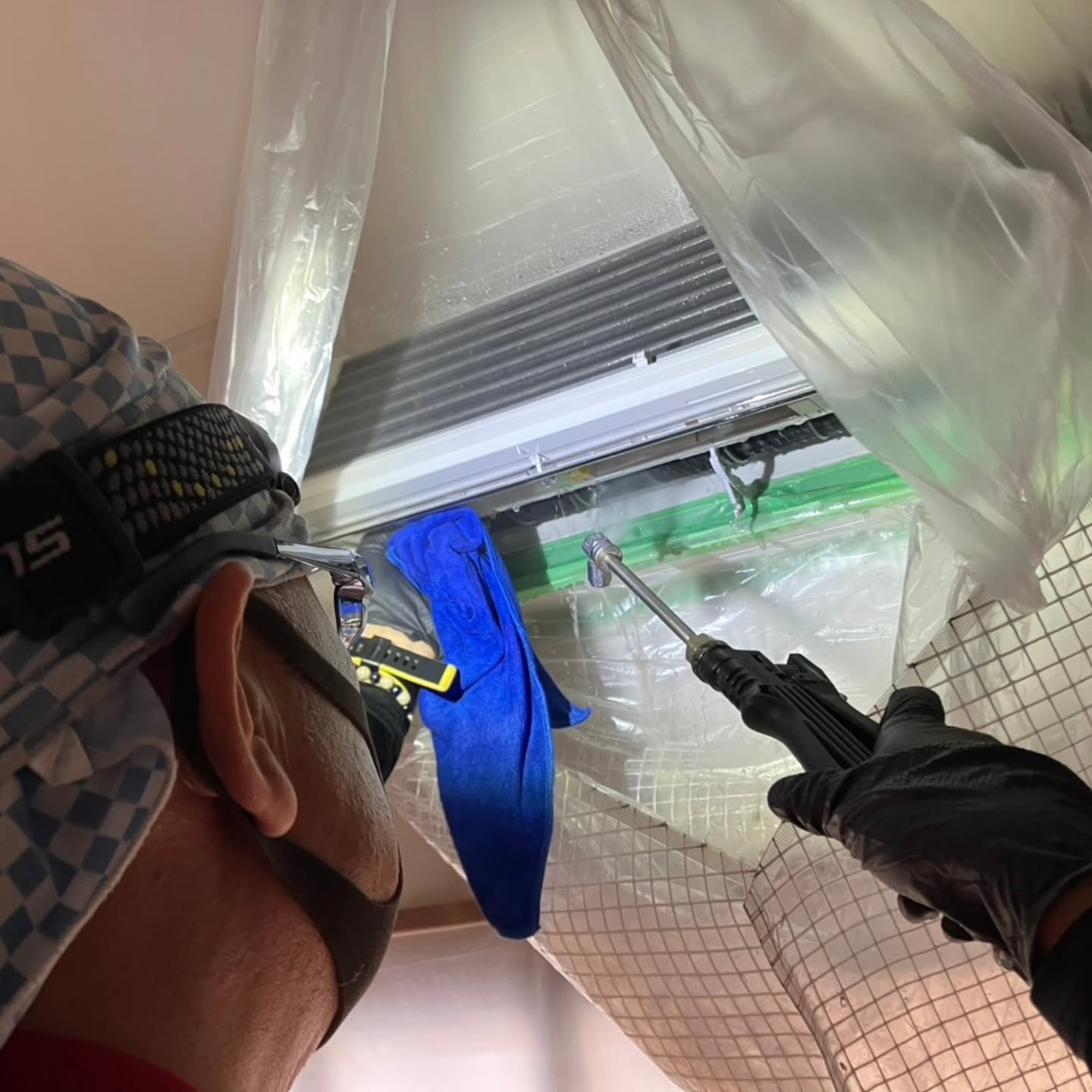 越谷市で、2台のエアコンのカビクリーニングを行いました。