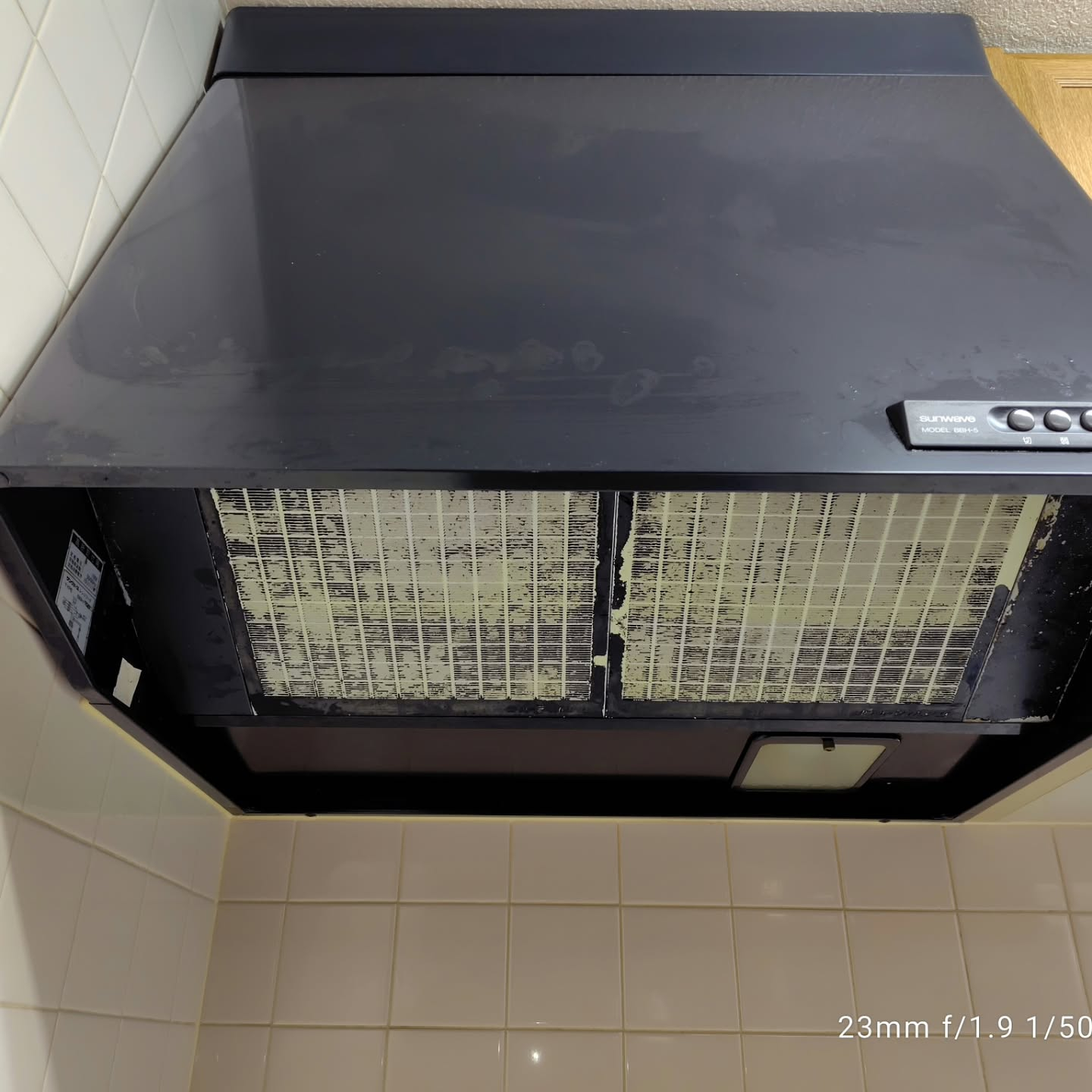 キッチンのレンジフードに付着したベタベタの油汚れ、なかなかす...