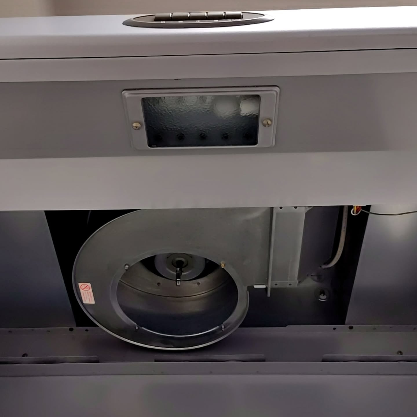 キッチンのレンジフードに付着したベタベタの油汚れ、なかなかす...