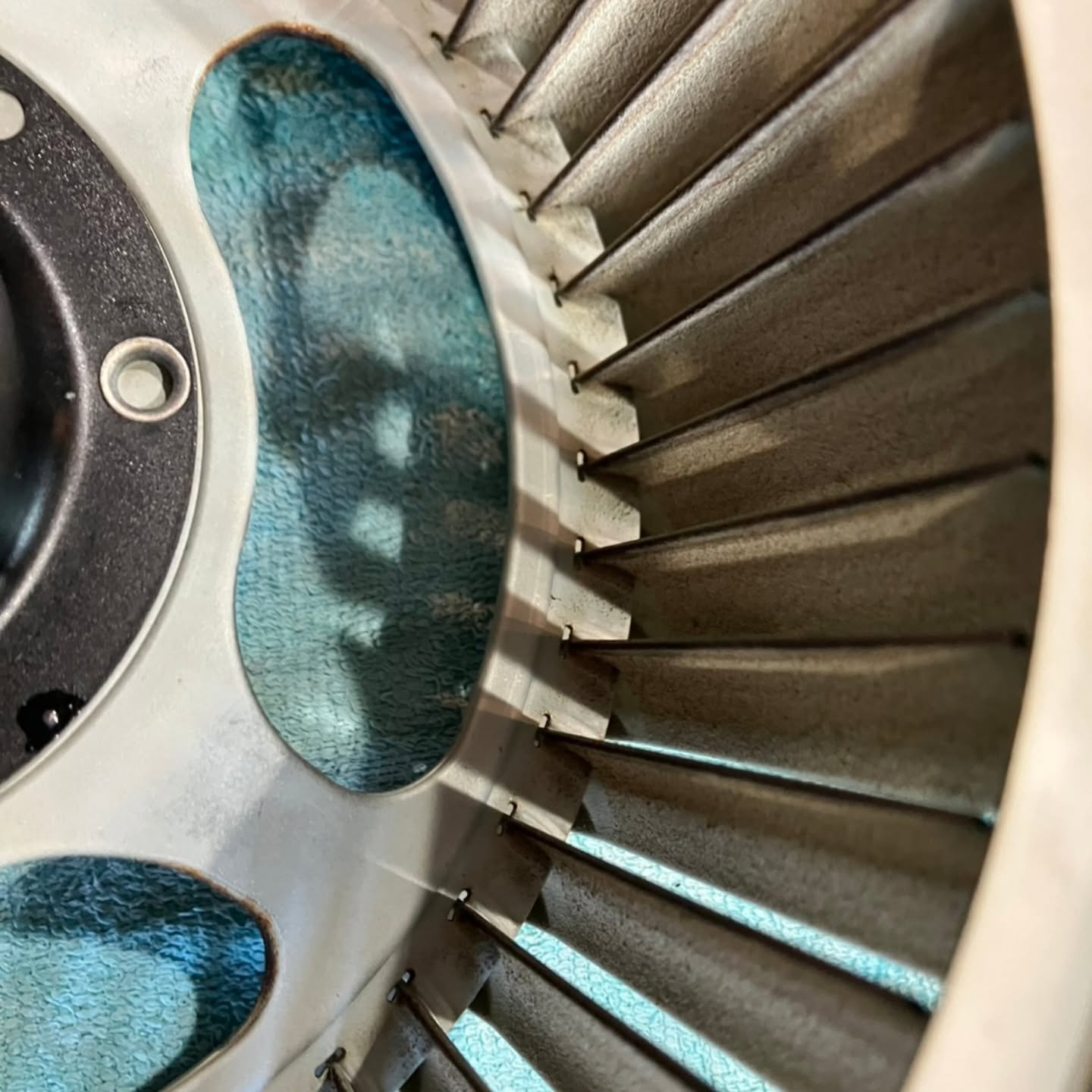 キッチンのレンジフードに付着したベタベタの油汚れ、なかなかす...