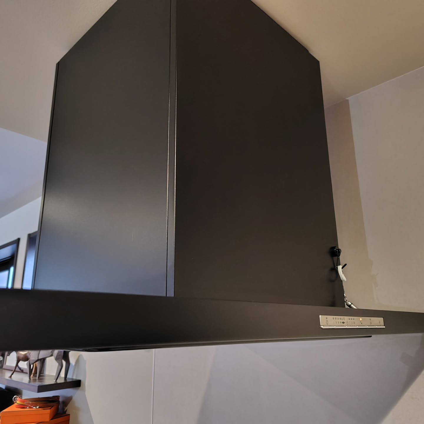 キッチンのレンジフードに付着したベタベタの油汚れ、なかなかす...