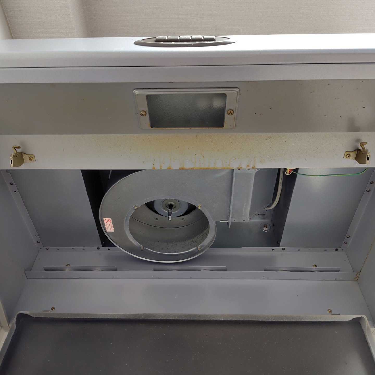 キッチンのレンジフードに付着したベタベタの油汚れ、なかなかす...