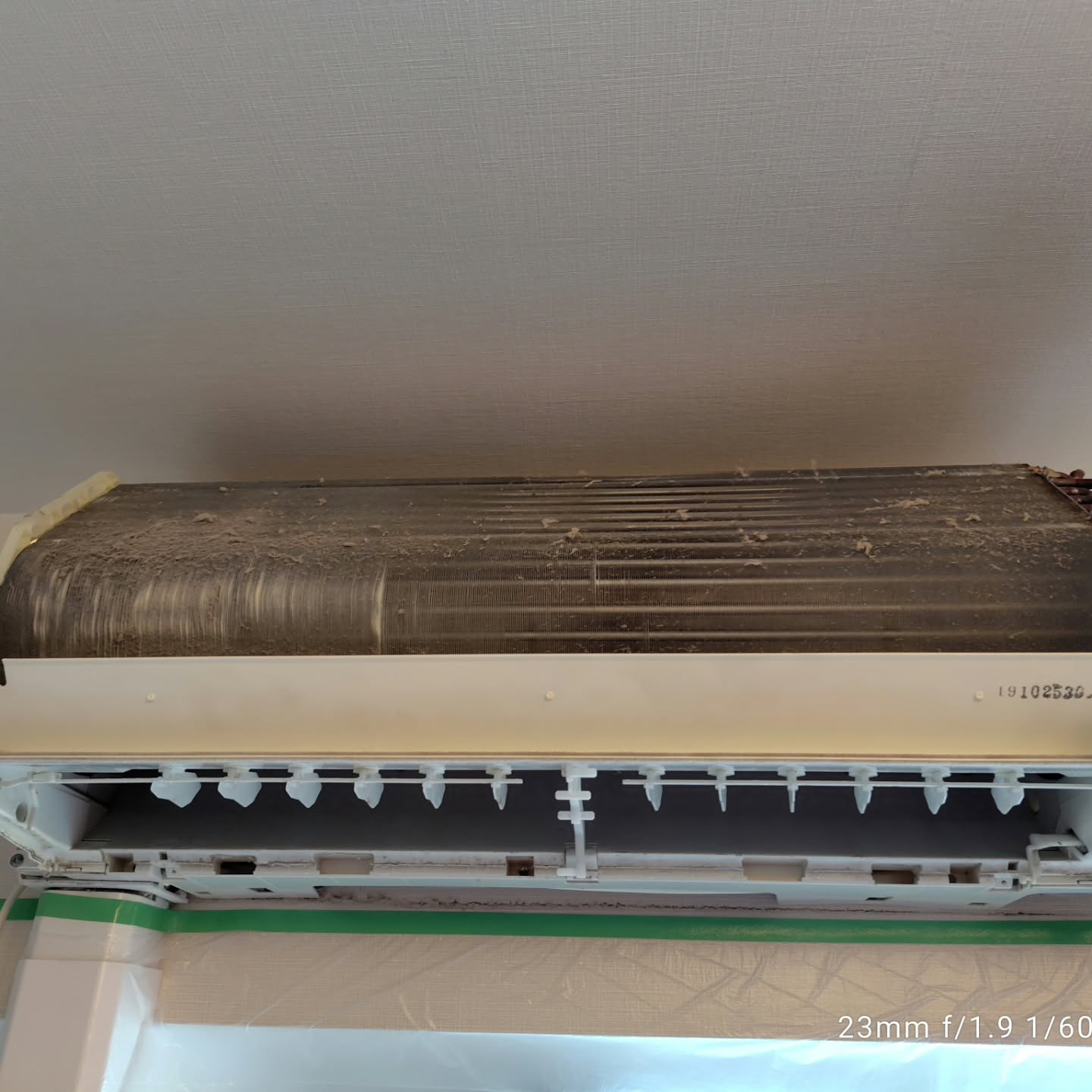 川口市でリビングのエアコンクリーニングを行いました。