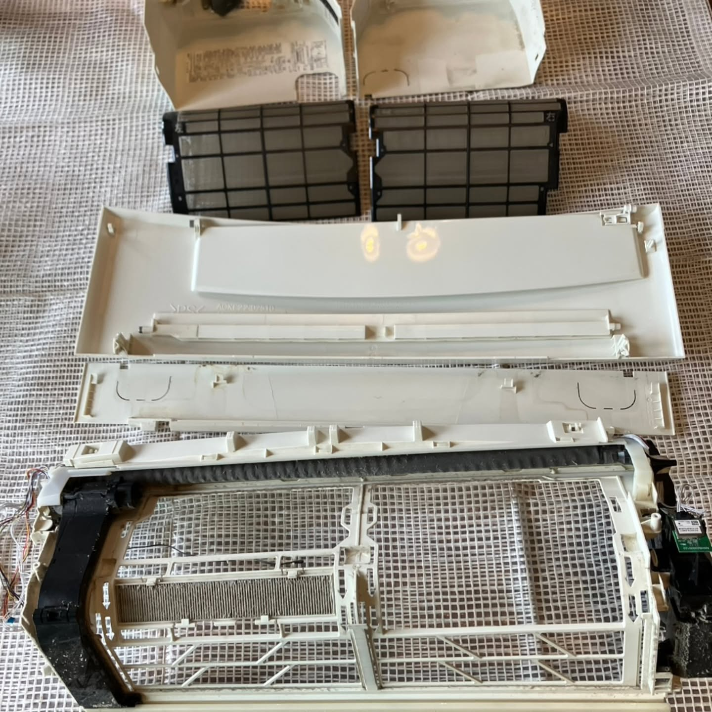 川口市でリビングのエアコンクリーニングを行いました。