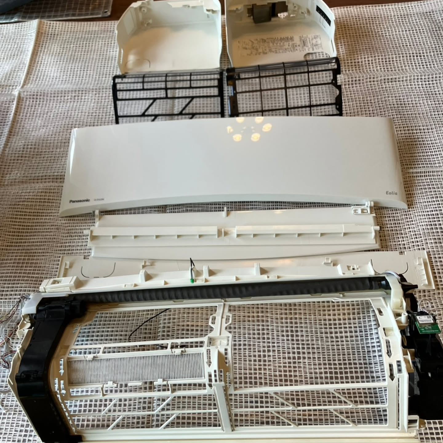 川口市でリビングのエアコンクリーニングを行いました。