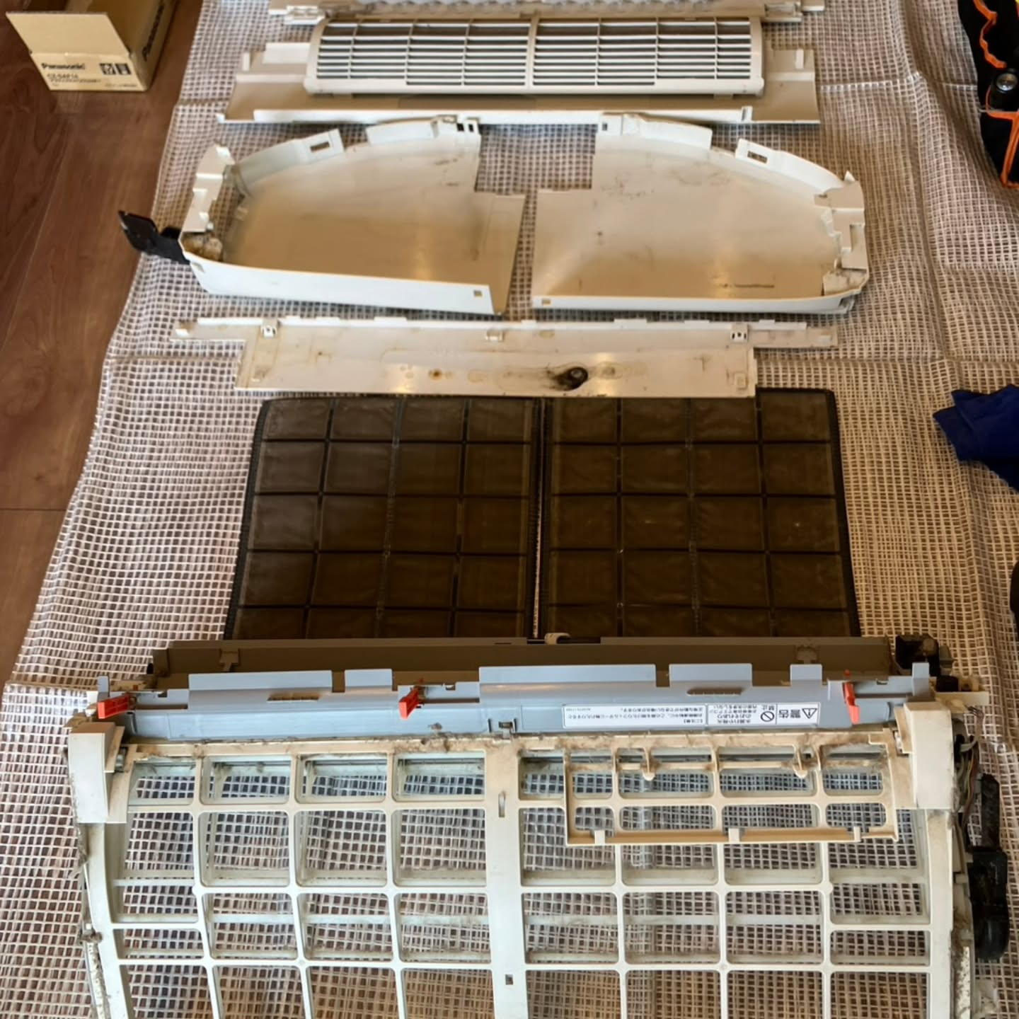 川口市でリビングのエアコンクリーニングを行いました。