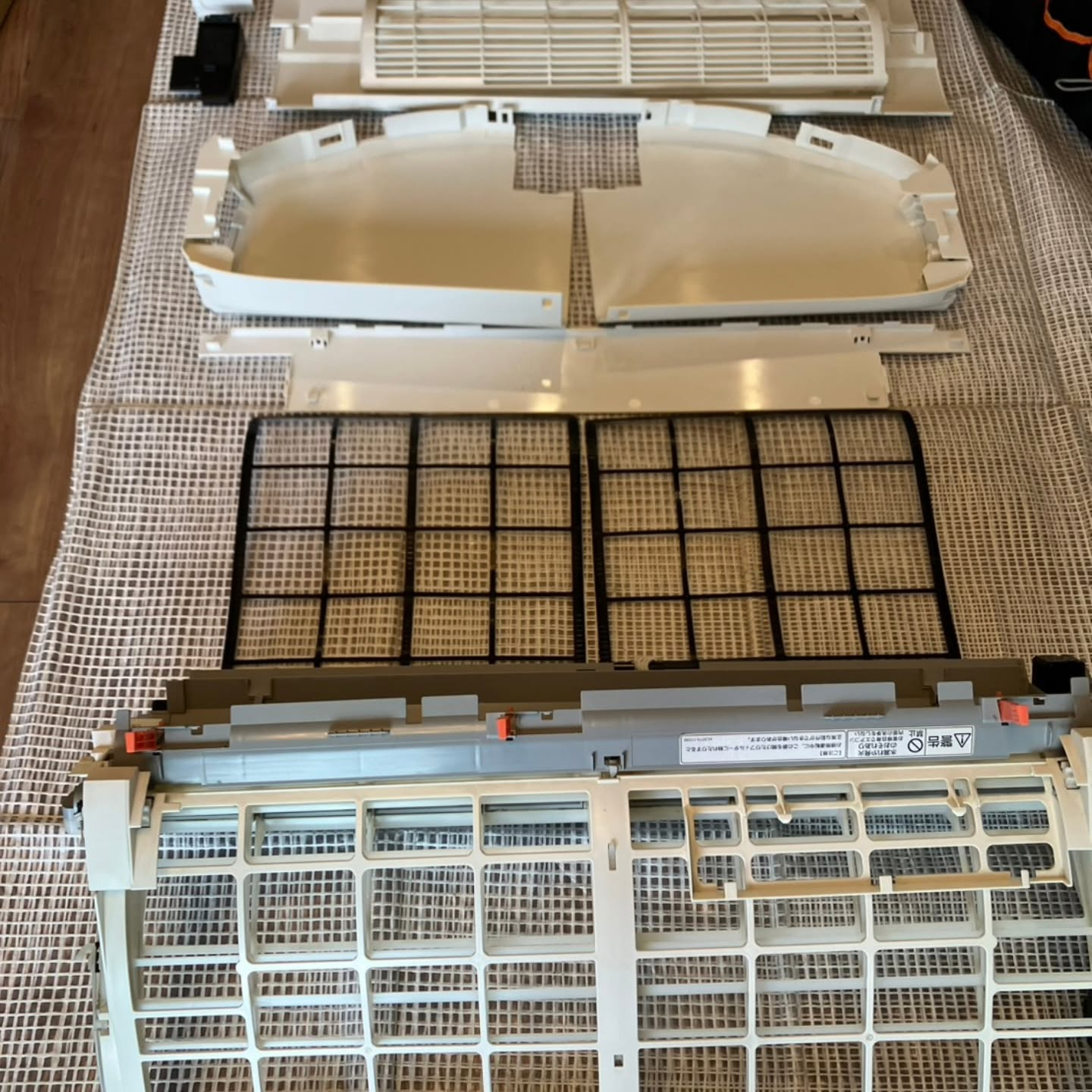 川口市でリビングのエアコンクリーニングを行いました。