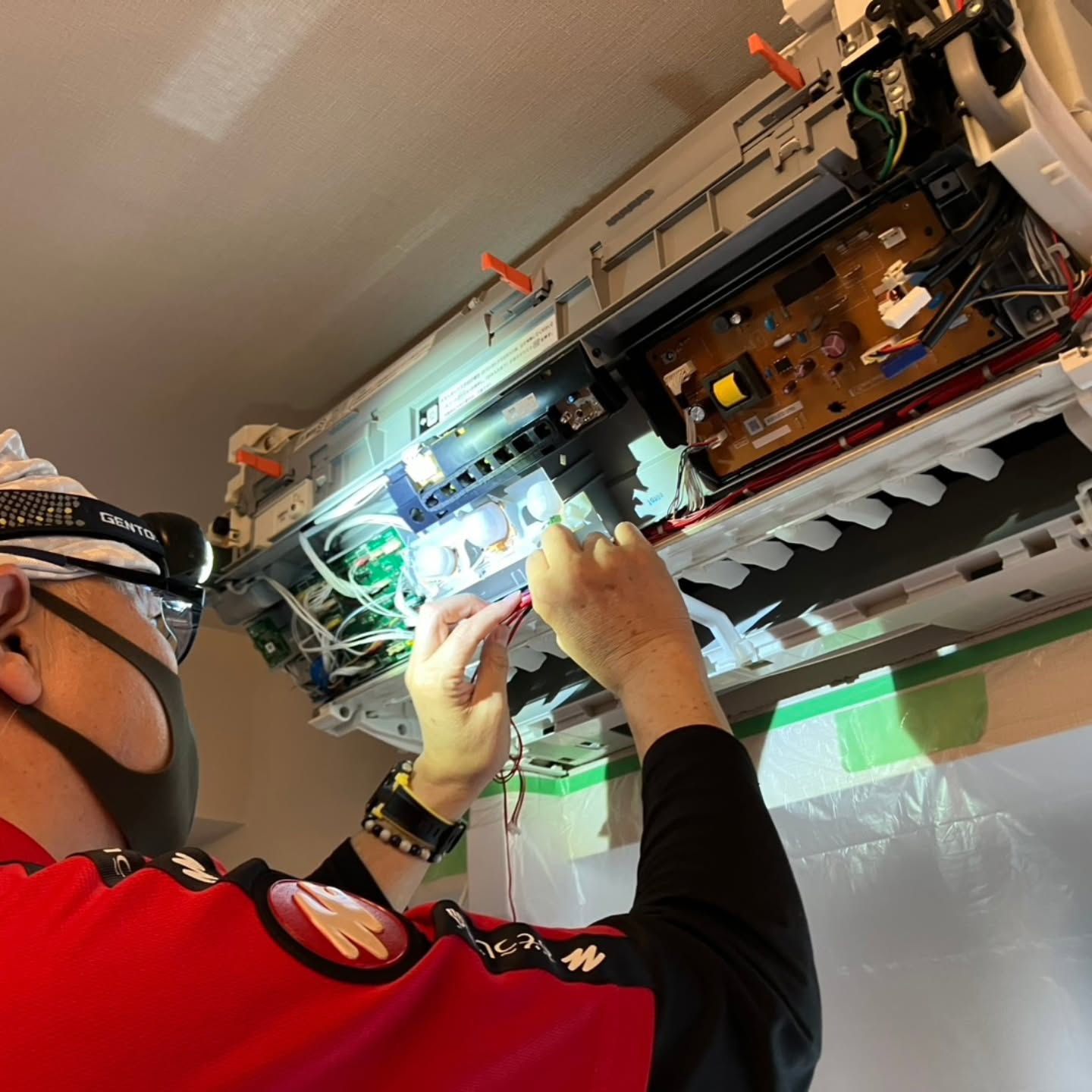 川口市でリビングのエアコンクリーニングを行いました。