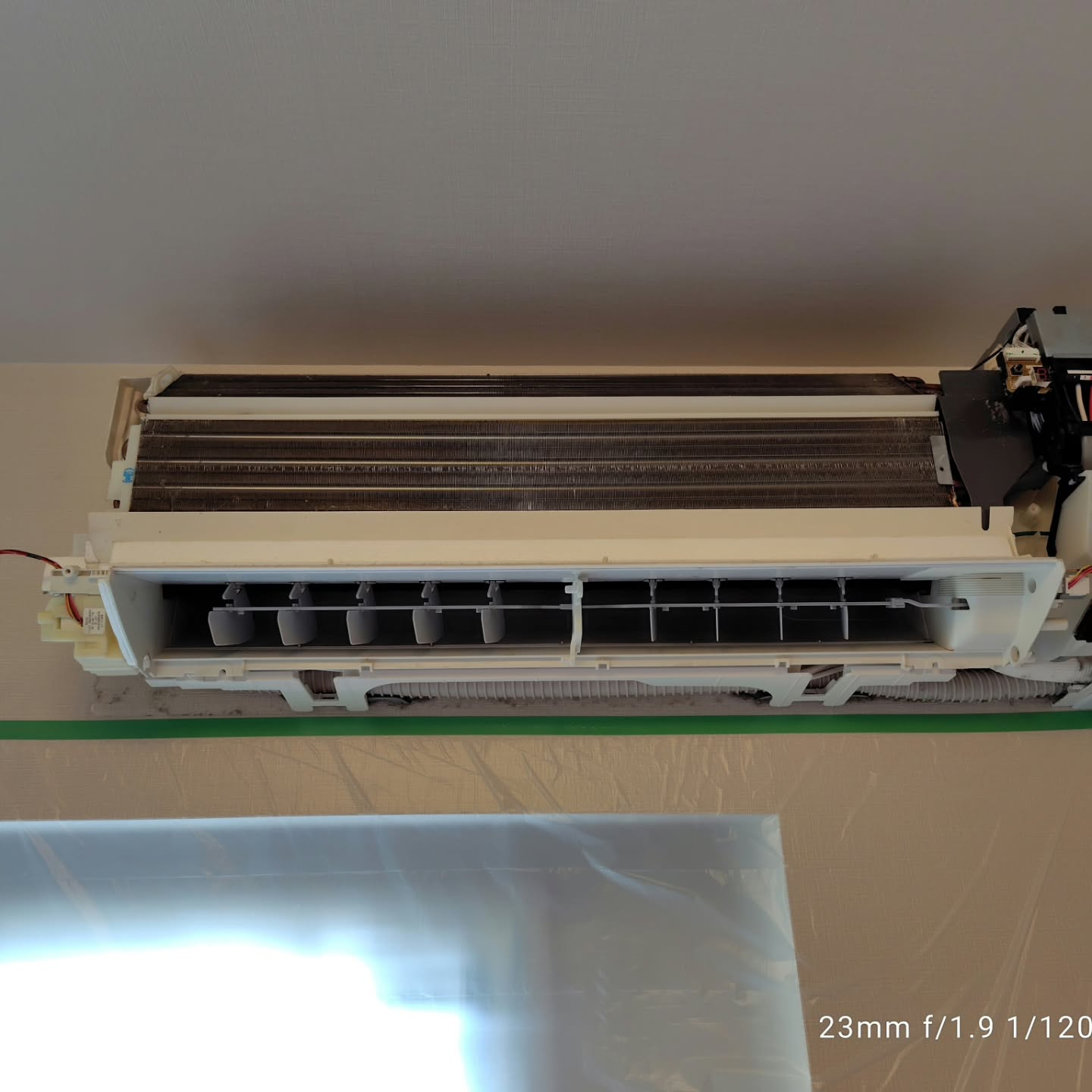 川口市でリビングのエアコンクリーニングを行いました。