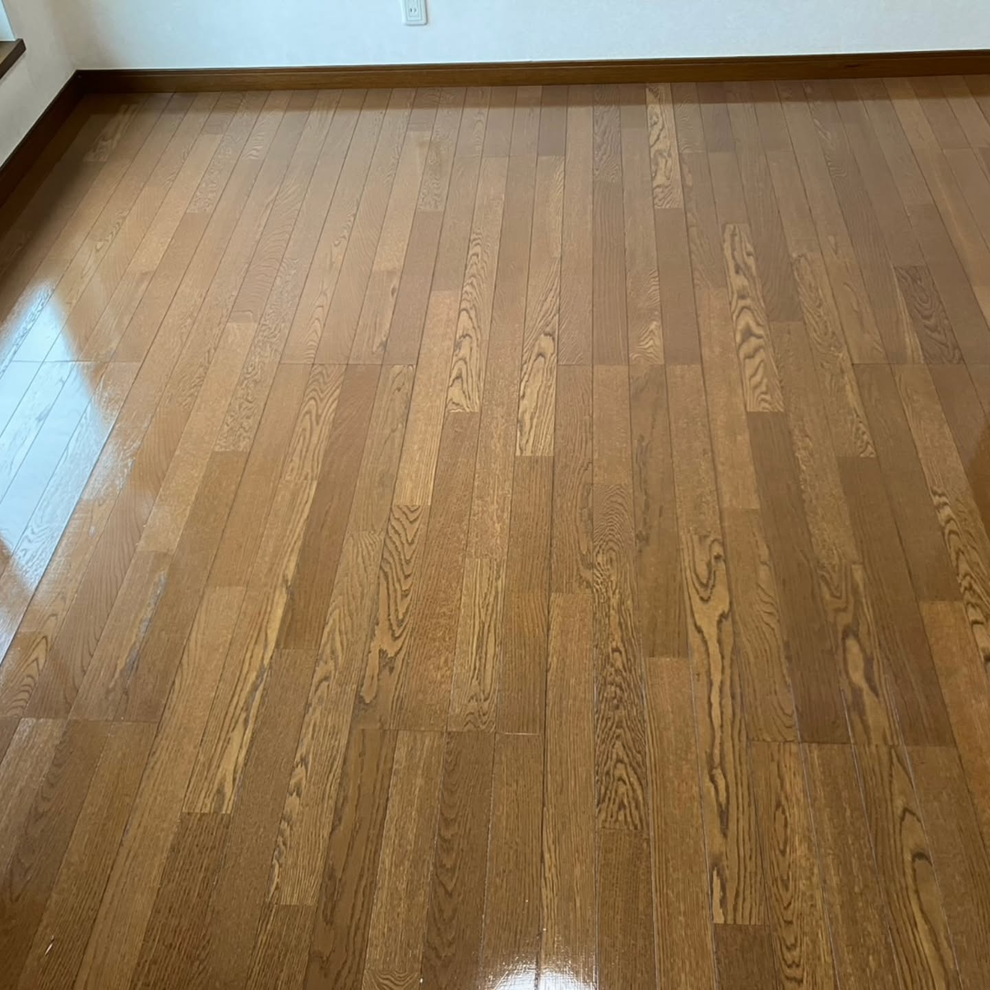 フローリング床の汚れやベタつきにお悩みの方も多いのではないで...