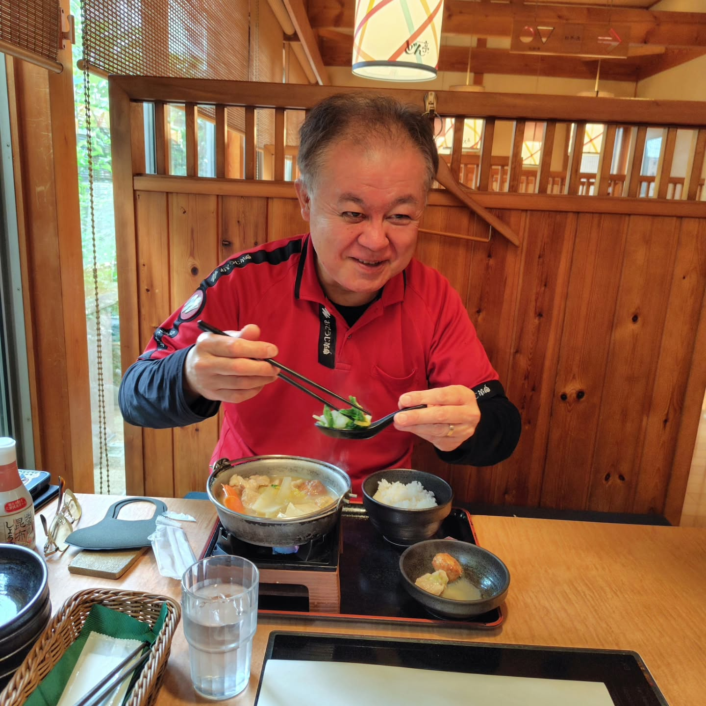 越谷市に位置するレストラン「どん亭」にて、3人で遅めのランチ...