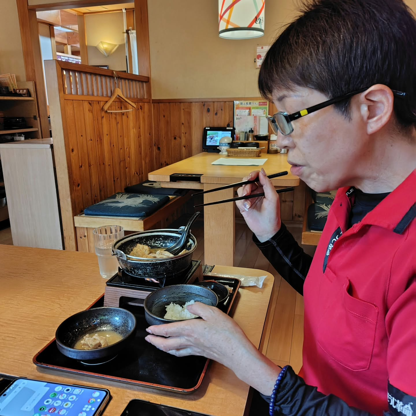 越谷市に位置するレストラン「どん亭」にて、3人で遅めのランチ...