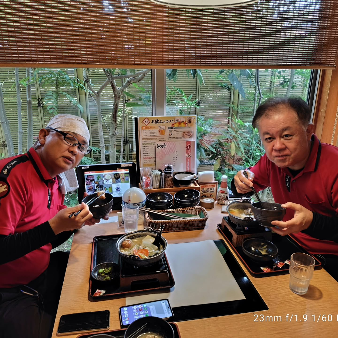 越谷市に位置するレストラン「どん亭」にて、3人で遅めのランチ...