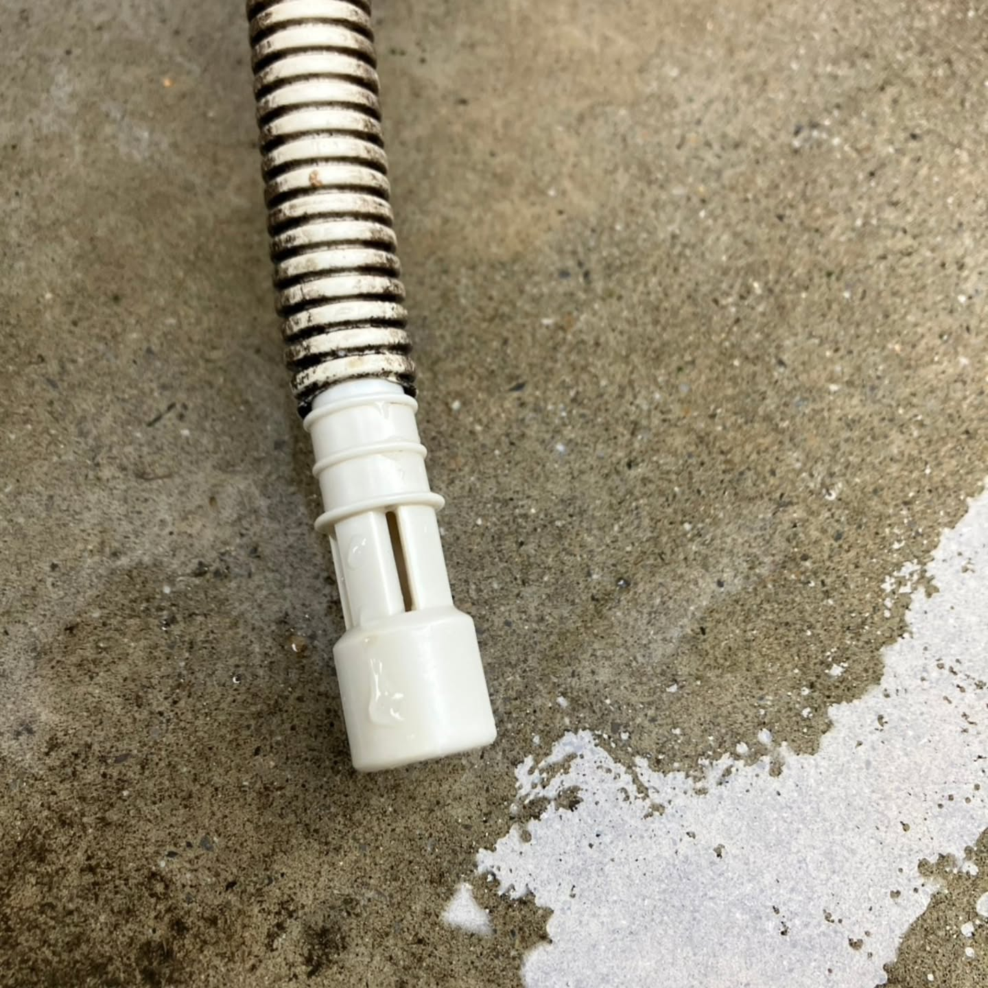 エアコンの水漏れトラブルの原因として、最も多いのはドレンホー...