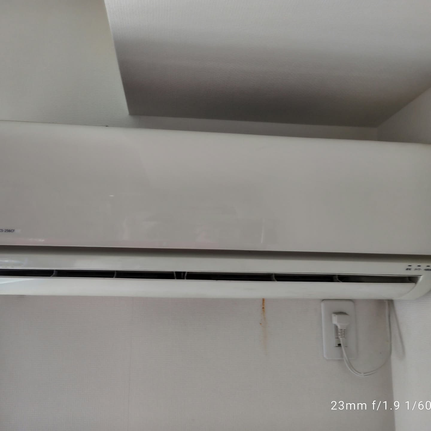 エアコンから漂うカビ臭や、吹き出し口に見える黒ずみが気になっ...