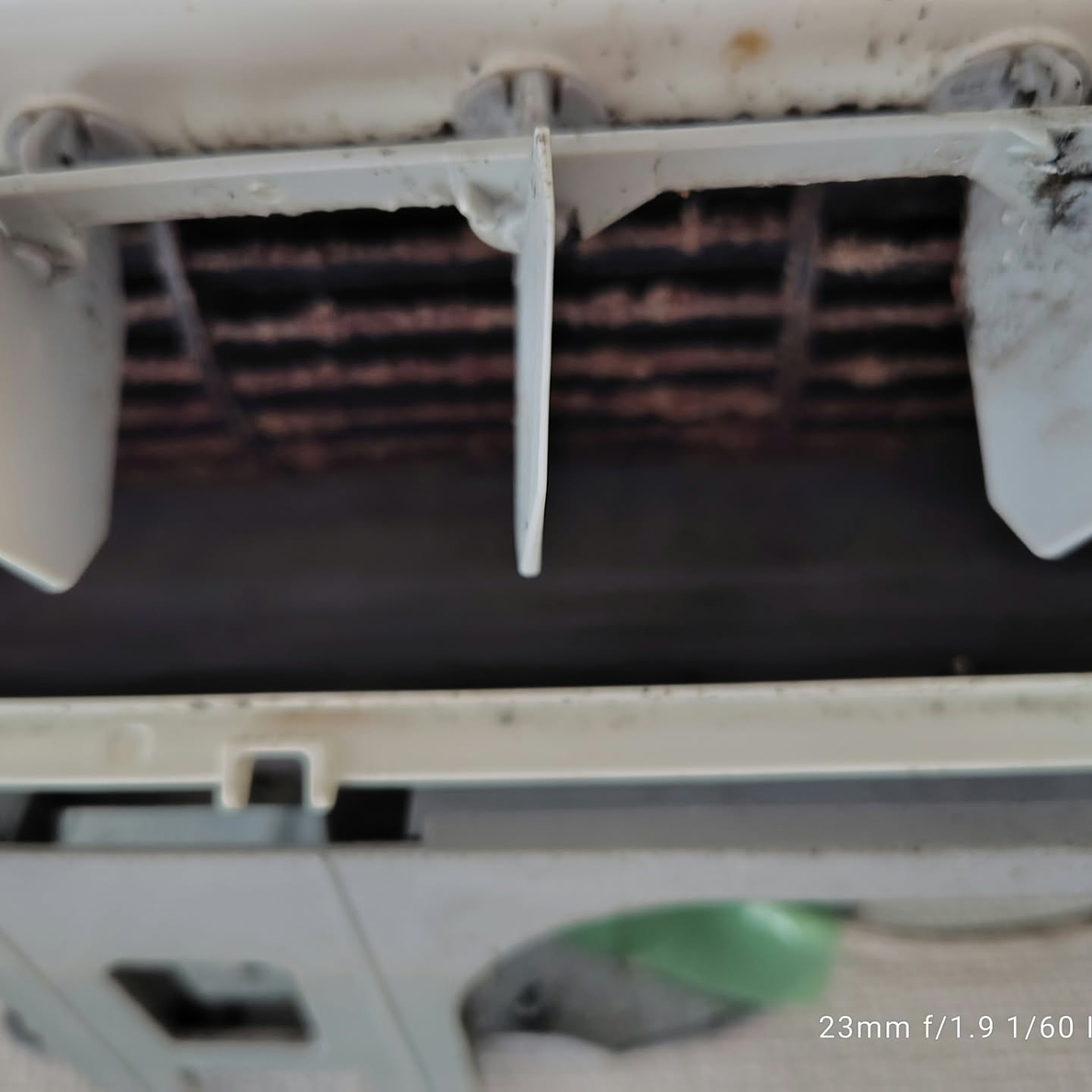 エアコンから漂うカビ臭や、吹き出し口に見える黒ずみが気になっ...