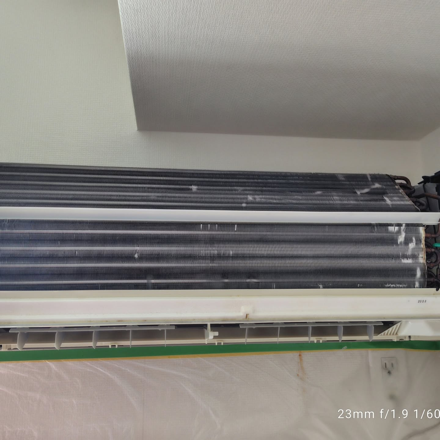 エアコンから漂うカビ臭や、吹き出し口に見える黒ずみが気になっ...