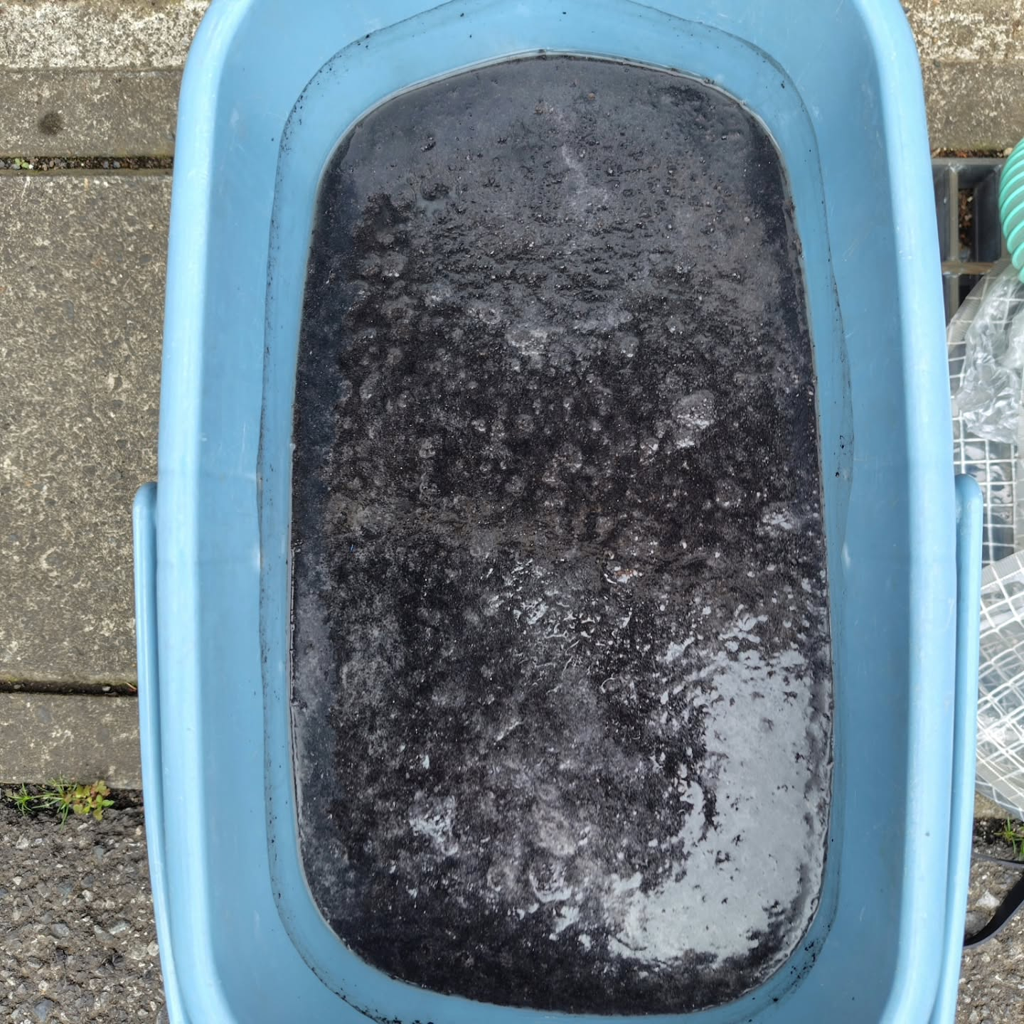 エアコンから漂うカビ臭や、吹き出し口に見える黒ずみが気になっ...