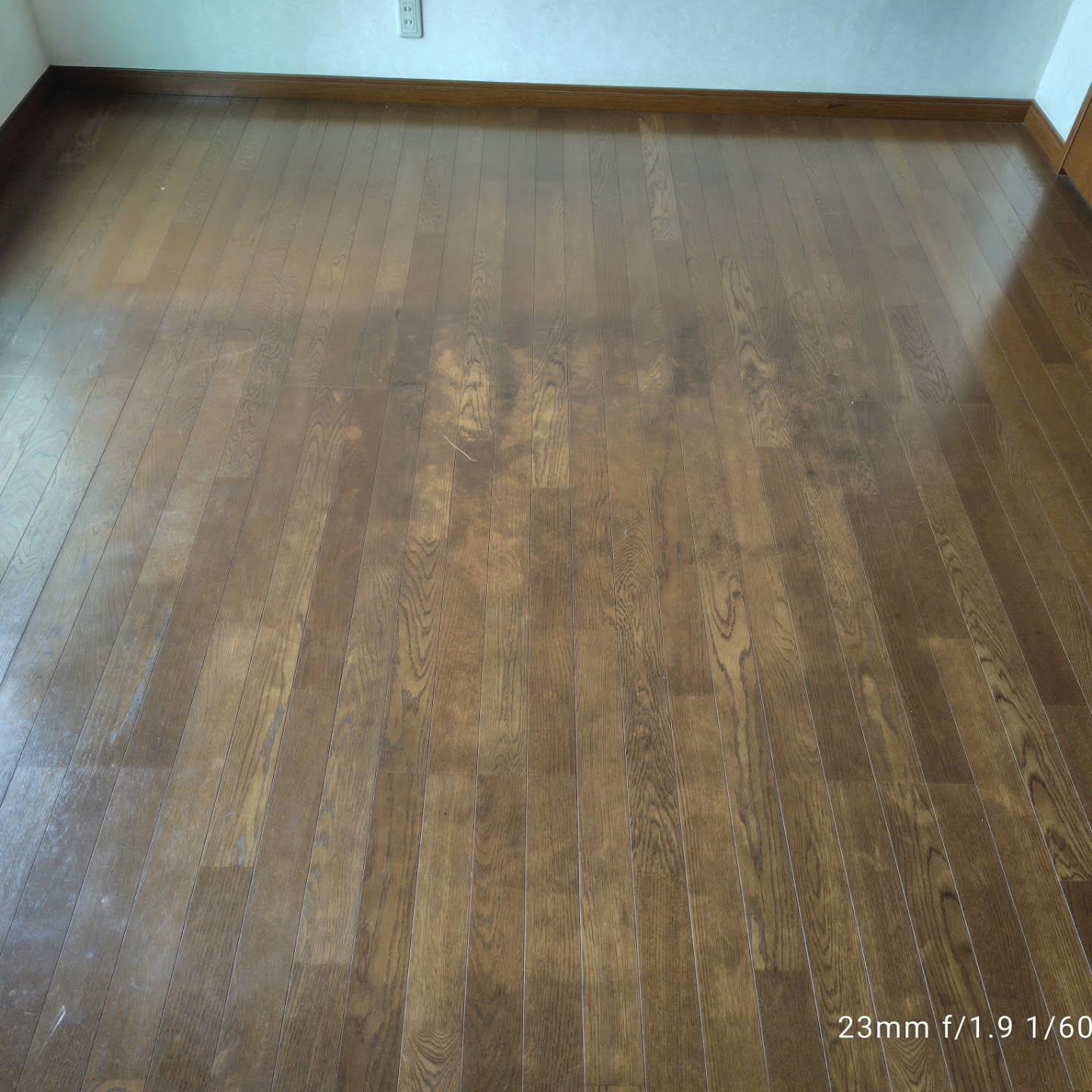 フローリング床の黒ずみやベタつきがどうしても取れない場合、そ...