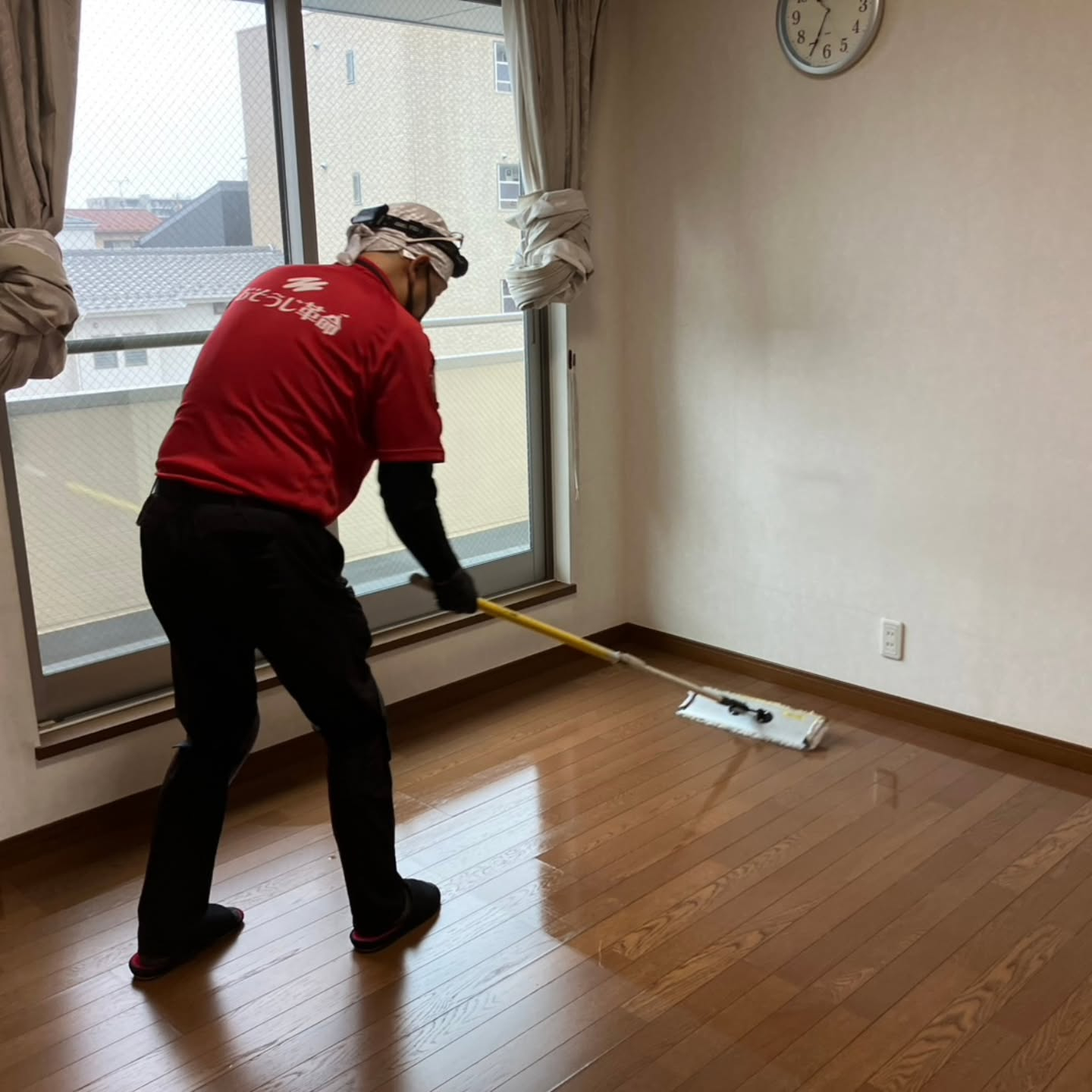 フローリング床の黒ずみやベタつきがどうしても取れない場合、そ...