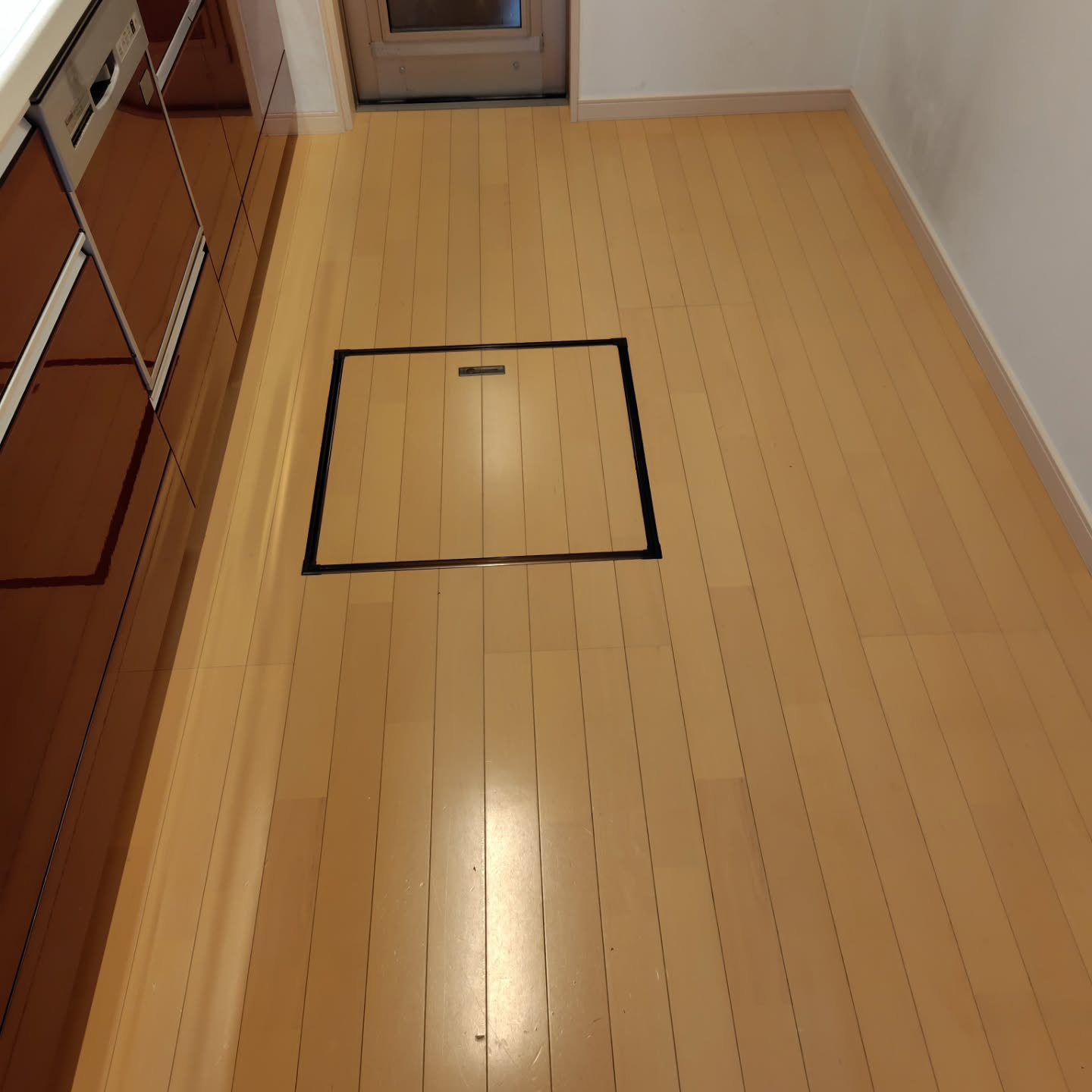 フローリングの床を清掃する際には、いくつかの重要な注意点があ...