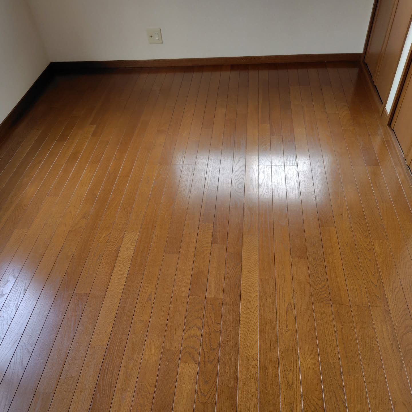 フローリングの床を清掃する際には、いくつかの重要な注意点があ...