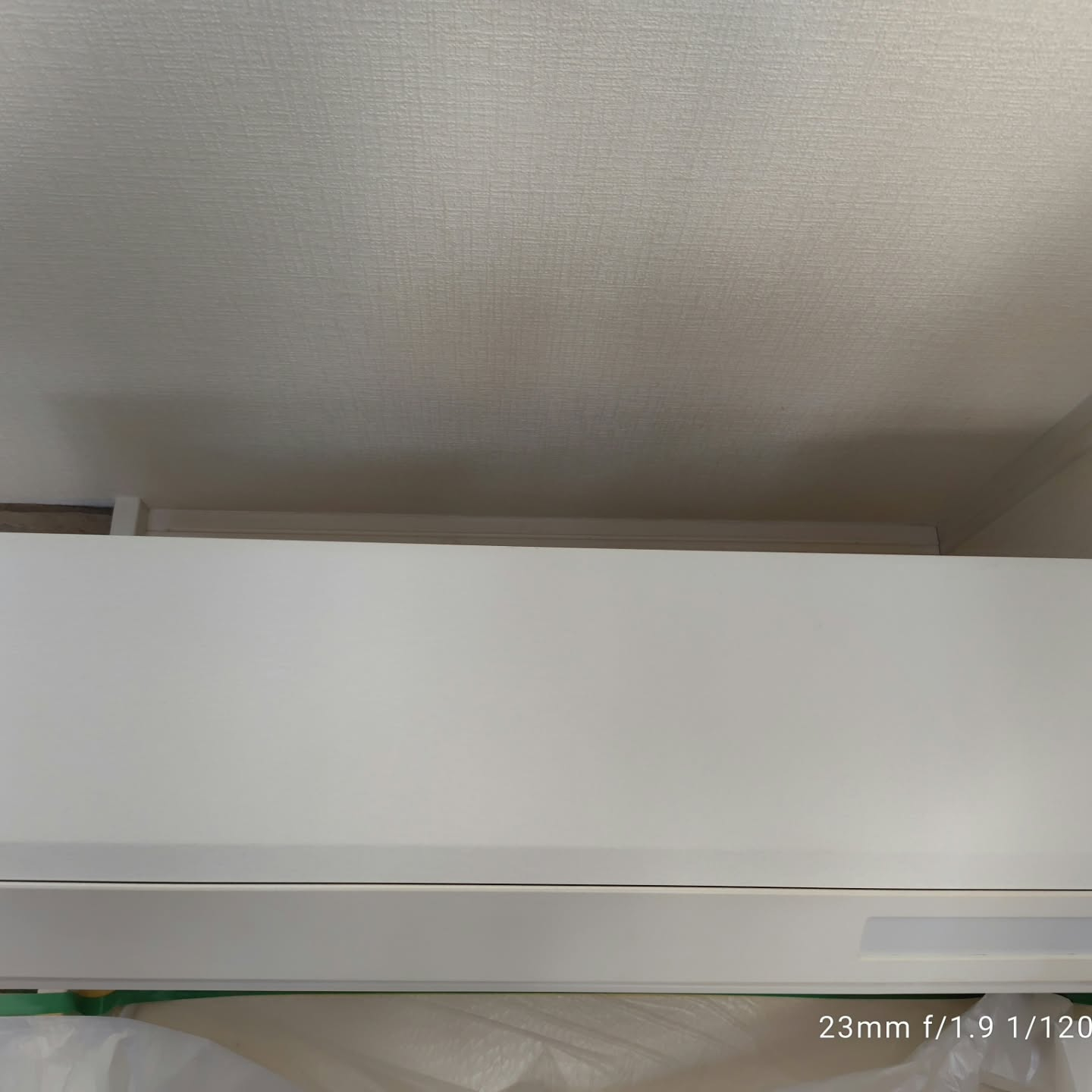 越谷市にて、リビングルームのエアコンクリーニングを承りました...