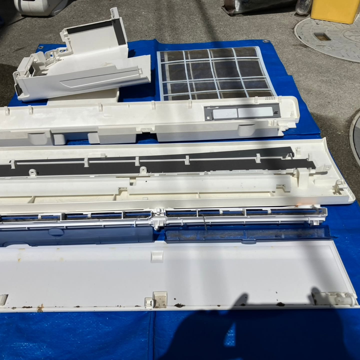 越谷市にて、リビングルームのエアコンクリーニングを承りました...