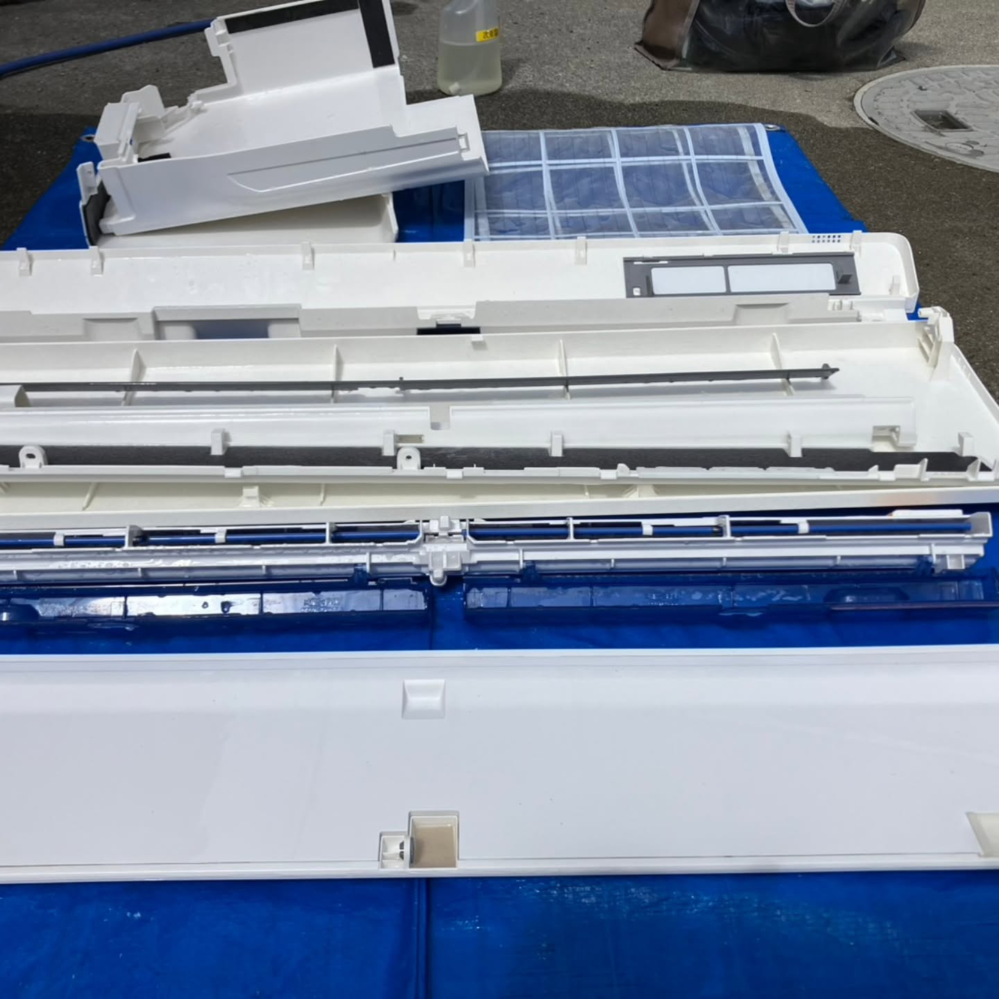 越谷市にて、リビングルームのエアコンクリーニングを承りました...